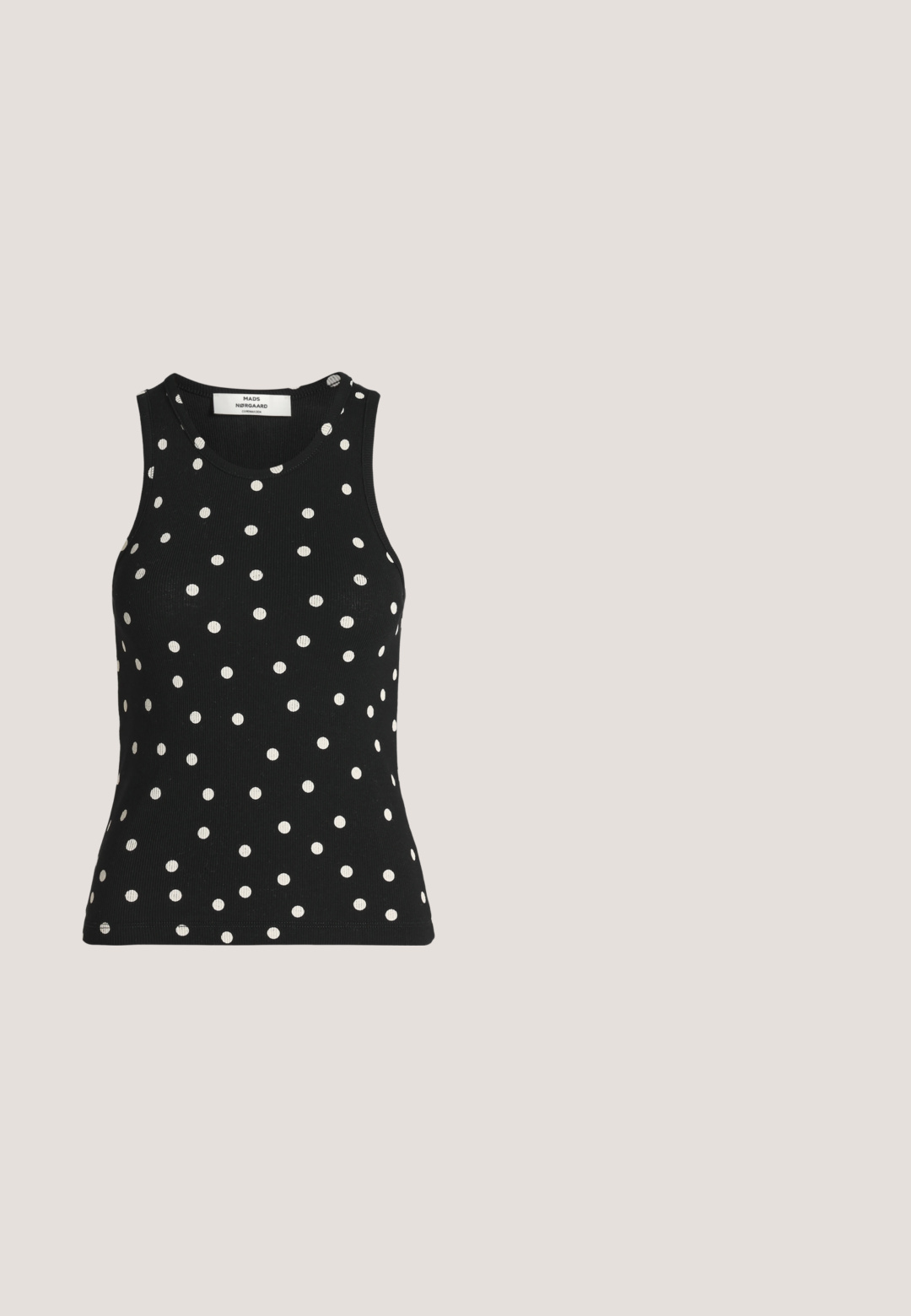 Sort ærmeløs ribstrikket tanktop med hvide prikker og rund halsudskæring fra mærket Mads Nørgaard.; Sort uld A-line nederdel med mellem høj talje, der har diagonale sømdetaljer og en glat tekstur, der falder lige under knæet.; Sort læder højhælet sko med spids tå, mellemhøj stiletthæl og lille gul emblem nær hælen på hvid baggrund.; Grå lærredstaske med brede stropper, sort kantet håndtag og guldringdetalje hængende foran i midten.; Sølvarmbånd med et hjerteformet lås, der har et dobbelt kæde-design, logo indgravering samt en rød, hvid og blå accentdetalje.; Reiss REISS - Bælter - black