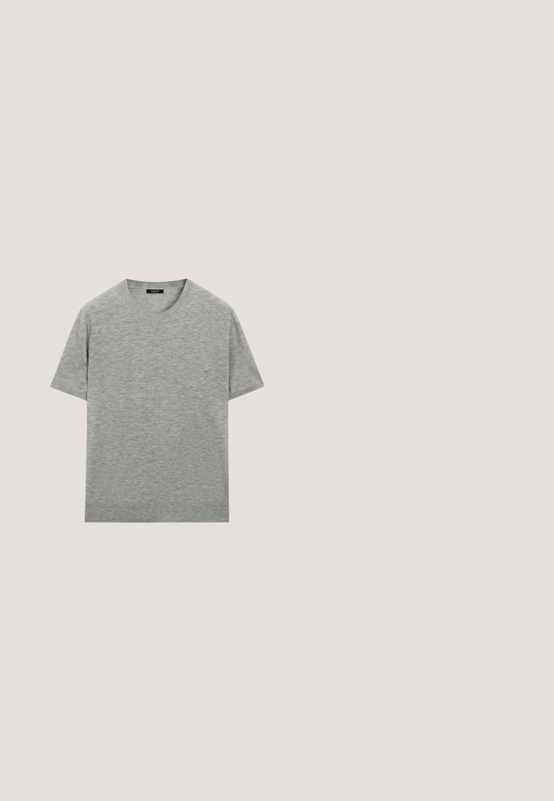 Effen grijze kortemouwen gebreide T-shirt met een ronde halslijn en een klein zwart label aan de binnenkant van de kraag.; Grijze op maat gemaakte broek van soepel materiaal. Voorzien van een platte voorkant, twee zijzakken en een rechte pijp.; Zwarte leren instappers met een gladde afwerking, ronde neus, decoratieve stiksels en een lage hak. Het ontwerp is minimalistisch zonder zichtbare hardware.; Rechthoekige zwarte zonnebril met dunne gouden metalen monturen en zwarte pootjes, met een subtiele "LOVE" gravure op het scharnier.; Zwarte leren aktetas met een gladde textuur, voorzien van een gouden metalen sluiting en een handvat aan de bovenkant. Eenvoudig, rechthoekig ontwerp zonder verdere patronen.; Zwarte leren riem met een zilverkleurige metalen gesp, opgerold met de gesp naar voren gericht op een witte achtergrond.