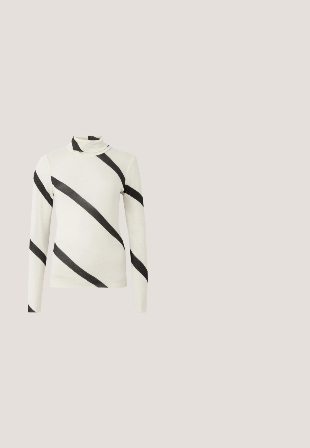 Langærmet turtleneck skjorte i creme med brede sorte diagonale striber, lavet af et let og glat stof. Tætsiddende design, uden synlige lukninger.; Sort satin maxi nederdel med en glat tekstur, høj talje, flydende silhuet og uden synlige mønstre eller hardware-detaljer.; Sort lædersko med flad hæl og præget bogstaver på tæerne, sat mod en beige tæppe og brunt gennemsigtigt møbler baggrund.; Kvadratisk sort klud eller tørklæde lagt fladt på en lys baggrund med lette folder og en lille etiket i nederste højre hjørne.; Sort rektangulær skuldertaske med tynde stropper, gyldent lynlås og lille gyldent Calvin Klein-logo midt på fronten.; Øreringe i guldfarvet metal med glatte, aflangt dråbeformede vedhæng, der hænger fra små creol-låse på en hvid baggrund.