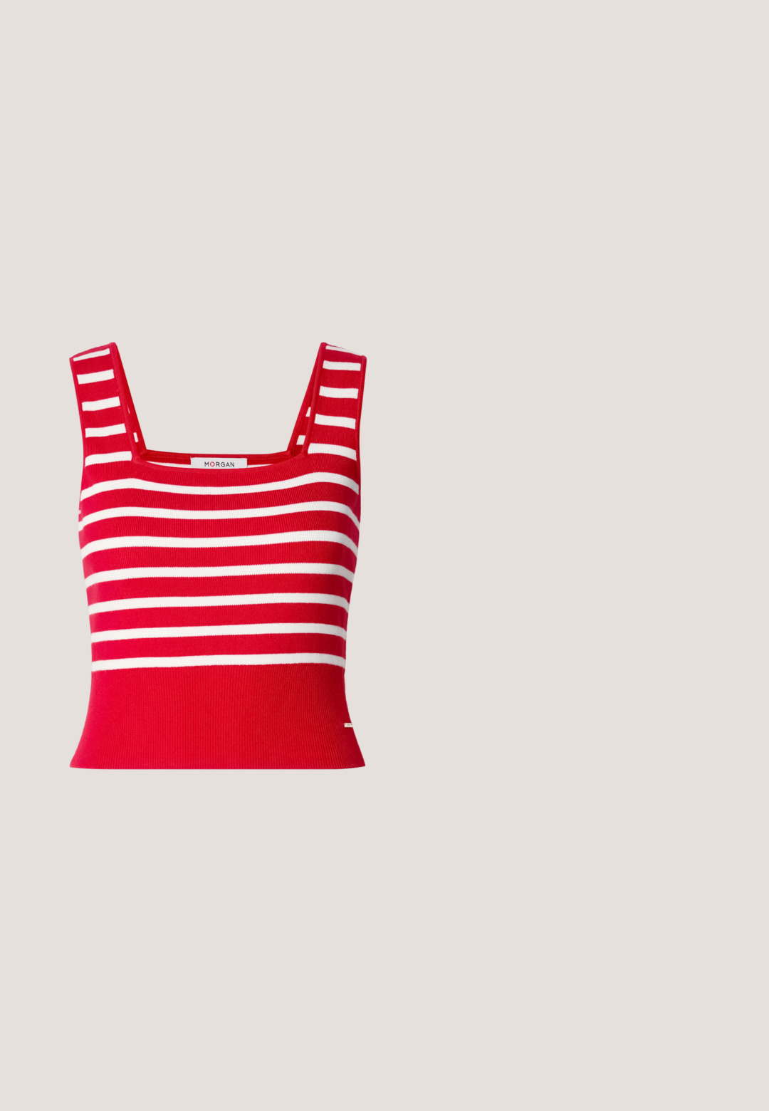 Top court tricot rouge avec des rayures horizontales blanches. Dispose d'un décolleté carré et d'une texture côtes. Étiquette positionnée au centre.; Jupe en denim indigo foncé avec une taille élastique froncée, coupe droite et coutures contrastées le long de l'ourlet et des coutures.; Chaussure slingback à talon haut rouge foncé avec bout pointu reposant sur une surface matelassée argentée métallique brillante.; Des lunettes de soleil noires rectangulaires avec des verres teintés marron et des branches à motif matelassé sur un fond blanc.; Sac à main en simili cuir noir texturé avec des anses tressées, des accents en métal argenté et une poche zippée à l'avant. Design compact avec une bandoulière amovible.; Une paire de boucles d'oreilles en forme de goutte d'eau, brillantes et marron, avec de subtils motifs plus foncés, sur un fond blanc.