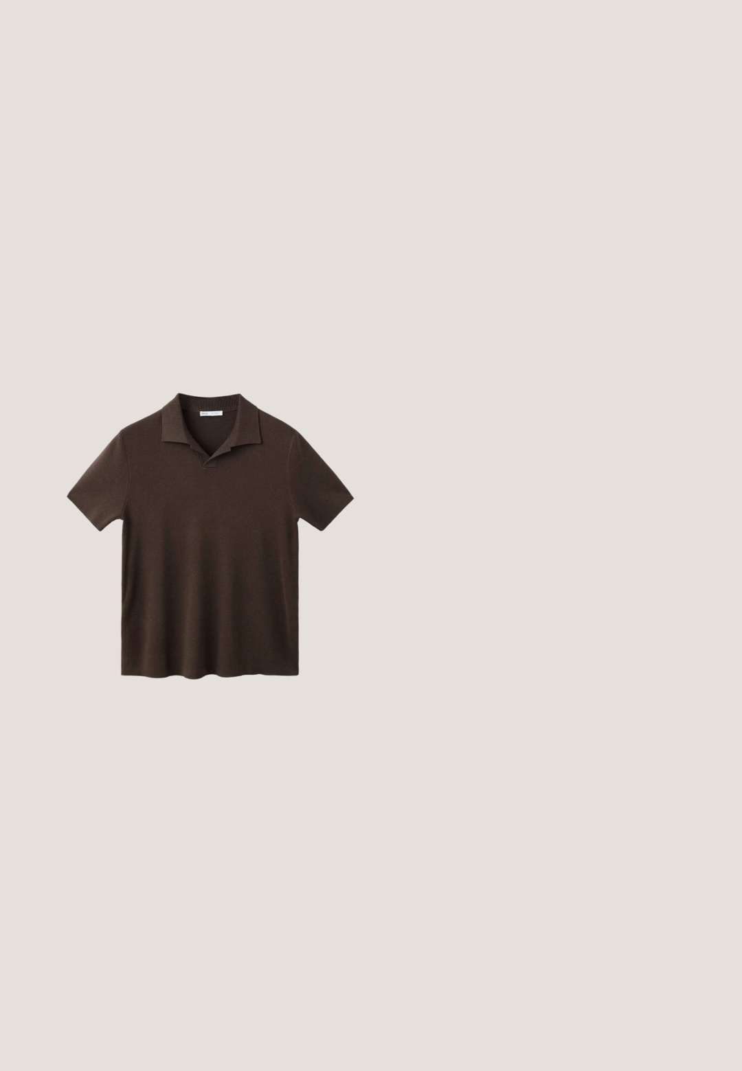 Braunes kurzärmeliges Poloshirt mit geripptem Kragen und V-Ausschnitt, auf weißem Hintergrund dargestellt.; Dunkelbraune, maßgeschneiderte Hose mit Frontfalten, Gürtelschlaufen, Knopfverschluss und gerade geschnittenen, gekürzten Beinen.; Braune Wildlederclogs mit einem verstellbaren braunen Lederriemen und einer silbernen Schnalle, ausgestattet mit einer geformten Korkfußbett und einer strukturierten Gummisohle.; Schwarze ovale Sonnenbrille mit dunkelgrünen Gläsern und kleinen silbernen sternförmigen Details an den Rahmenkanten.; Kleine rechteckige dunkelbraune Wildledertasche mit silbernem Reißverschluss oben und einer Stoffschlaufe an einer Seite.; Brauner Wildledergürtel mit glattem, schwarzem Lederfutter. Verfügt über eine glänzende silberne rechteckige Schnalle und ein flaches, klassisches Design.
