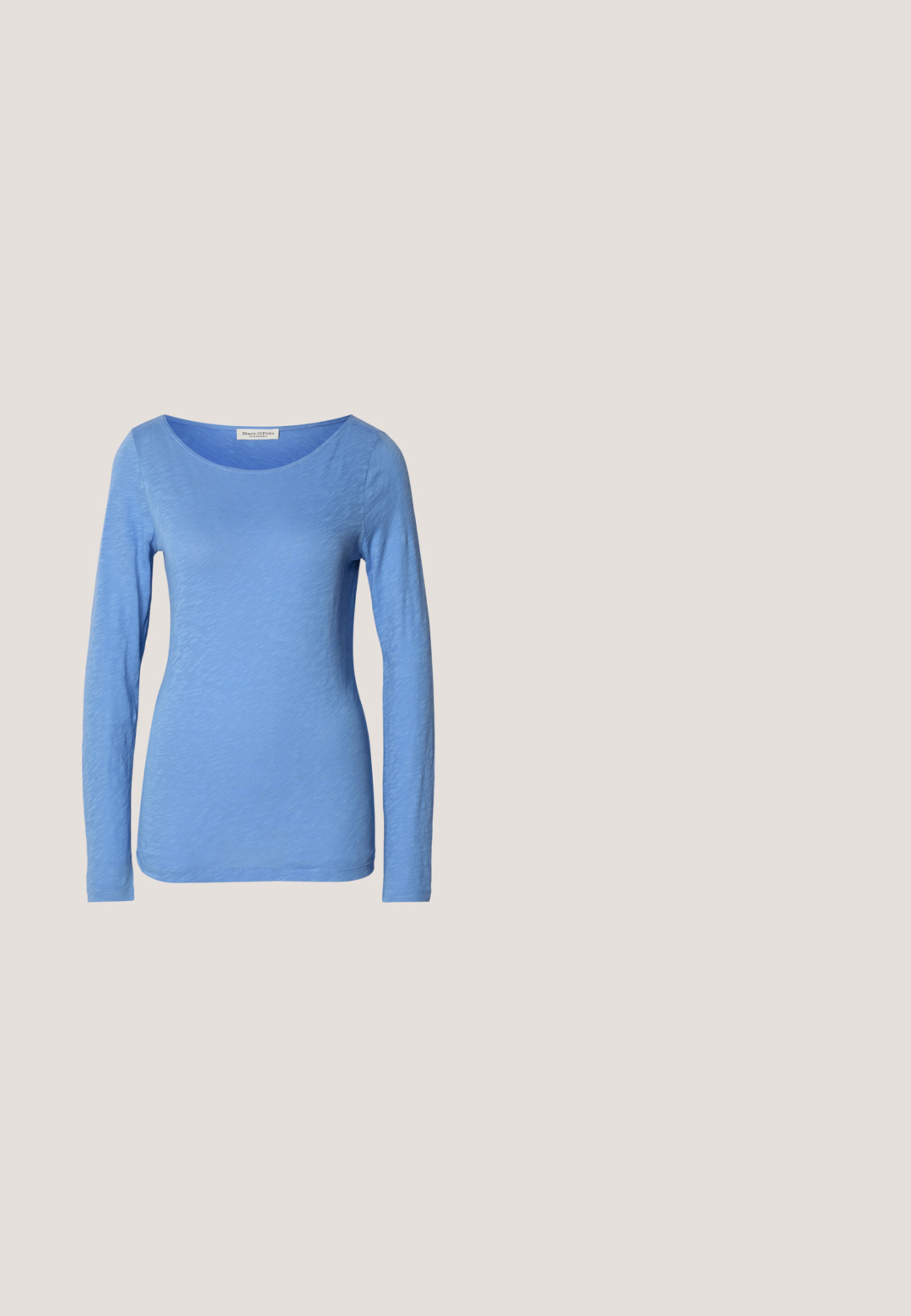 Langærmet T-shirt med rund hals i lys blå, lavet af blødt, tekstureret stof. Har et subtilt meleret mønster med en tætsiddende silhuet.; Mos Mosh MMDARA DELUXE JEANS - Jeans Relaxed Fit - dark blue; Sort læderstøvle til midt på læggen med spids tå og blokhæl, stående mod en ensfarvet lys grå baggrund.; Sort læder skuldertaske med buet trekantet form, enkelt justerbart rem og synlig diagonal søm foran.; Sølv hoop ørestik med en poleret overflade, prydet med små guld accenter og en rund form, båret på øreflippen.; Sort læderbælte med sølvrektangulært spænde, rullet sammen og liggende på en hvid overflade.
