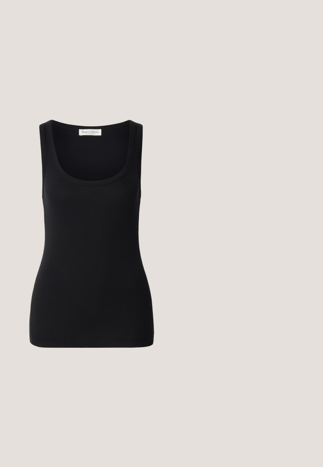 Sort ribbet tanktop med rund halsudskæring, brede skulderstropper og en tætsiddende pasform. Label bagpå med teksten "Marc O'Polo."; Mørkeblå, vide denimbukser med stiklommer og et matchende bælte med en stor rektangulær guldspænde.; Beige flad sko med spids tå og sort sål, svævende over et tekstureret beige tæppe med en beige polstret sofa i baggrunden.; Brun tote-taske med sorte justerbare skulderstropper og sølvspænde, glat tekstur, enkelt og struktureret design på en ensfarvet baggrund.; Åbent guldbøjet armbånd med afrundede, glatte segmenter og en poleret, let tekstureret finish.; Sort læderbælte med et struktureret sølvspænde med et lineært mønster og spids ende, designet til lukning og justering.