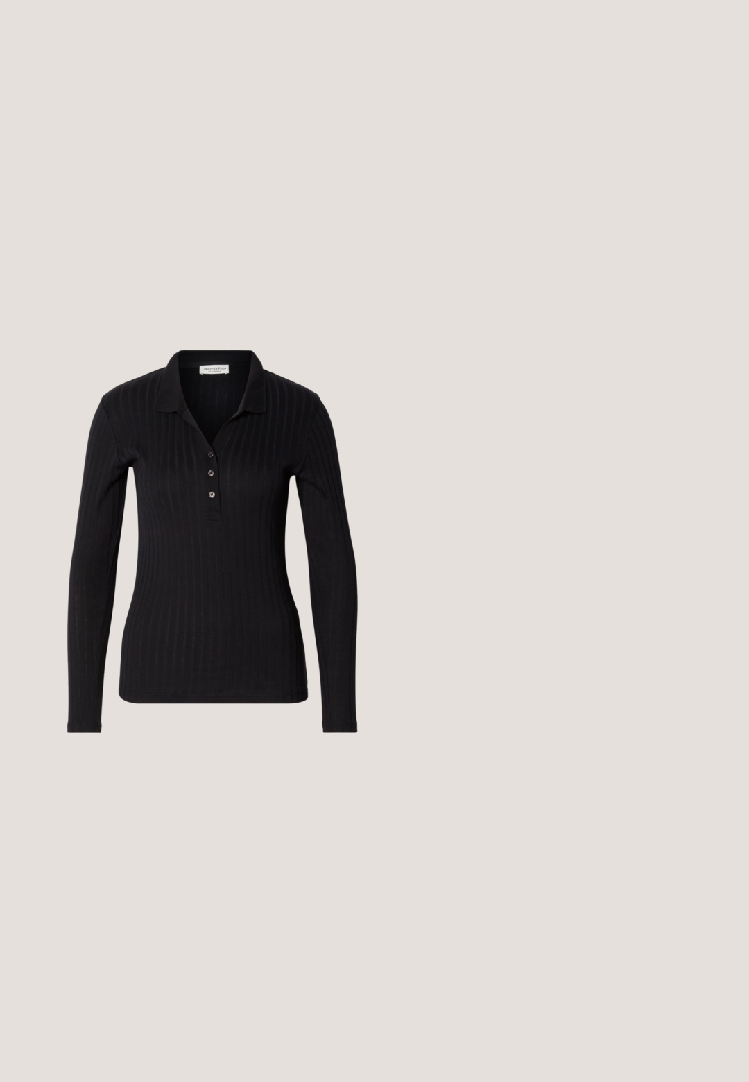 Camisa polo negra de manga larga, confeccionada en tejido acanalado, con cuello tipo solapa, cierre de tres botones y un diseño ajustado.; Pantalones de cuero negro de pernera ancha con una textura suave, lazos para cinturón y cremallera frontal. Presenta un ajuste holgado y detalles de costura limpios.; Mocasines negros de charol con puntera redonda, tacón bajo y un acabado suave y brillante. Presentan una tira decorativa en la parte frontal.; Bolso de mano rectangular de cuero color púrpura oscuro con dos asas, una correa de hombro desmontable y el logo dorado "Anna Field" en el centro frontal.; Pendientes de studs en forma abstracta de plata con un acabado pulido, que presentan curvas suaves y contornos sutiles. Sin patrones o acentos visibles.; Cinturón de cuero negro enrollado con hebilla de metal dorado brillante sobre un fondo claro y liso.