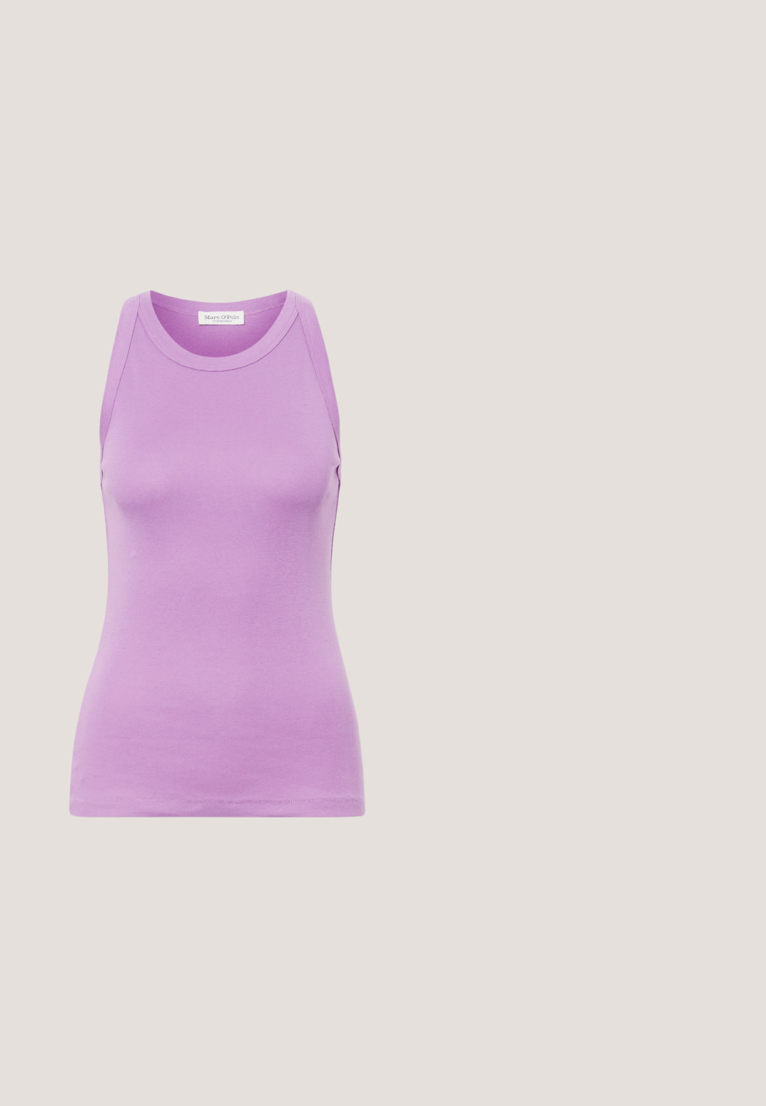 Débardeur sans manches pour femme de couleur lavande, avec encolure ronde et silhouette ajustée, confectionné en tissu lisse, présenté sur fond uni.; Pantalons noirs à jambes larges en tissu lisse, avec poches avant et fermeture à bouton à la taille. Design minimaliste sans motifs.; Bottines noires à bout pointu en cuir lisse, avec des talons bas en bloc, associées à un pantalon large blanc. Design simple et moderne.; Pochette en cuir noir pour poignet avec base arrondie et fermoir argenté sur fond blanc uni.; Boucles d'oreilles en métal argenté avec un design ondulé et sculptural, présentant une finition polie et des formes irrégulières, mettant en valeur une esthétique contemporaine.; Ceinture en cuir noir avec une boucle carrée en or. Présente une texture lisse et un design classique, adaptée à une tenue décontractée ou formelle.