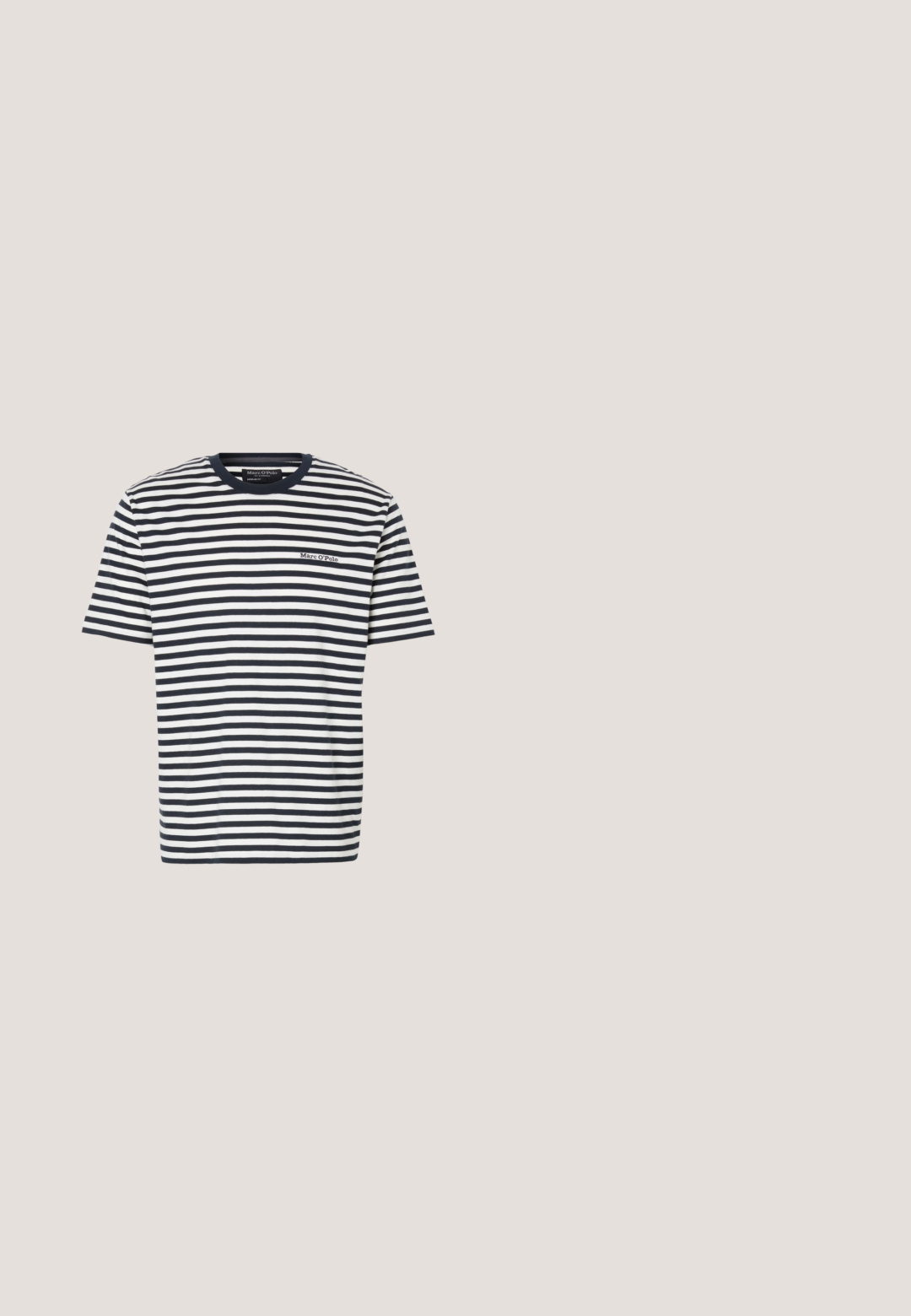 Navyblauw en wit horizontaal gestreept T-shirt met korte mouwen, een navyblauwe kraag en een klein Marc O’Polo-logo op de borst.; Zwarte denim jeans met rechte snit, vijf-pocket ontwerp en een knoopsluiting aan de voorkant. Glad textuur met subtiele stikseldetails.; Witte lage sneaker met zwarte hielstuk, zwart logo aan de zijkant en zwarte accenten op de zool, zijaanzicht op een effen achtergrond.; Zwarte zonnebril met een rechthoekig montuur, donker getinte lenzen en slanke armen. Bevat de merknaam "Polaroid" op de zijkant.; Zwarte schoudertas gemaakt van nylon met een matte afwerking. Voorzien van een klep met sluiting, een verstelbare schouderband en een klein metalen logo plaatje.; Zwarte leren riem met een zilveren metalen gesp, met een klassiek ontwerp en een gladde textuur. Inclusief gaatjes voor verstelbare pasvorm.
