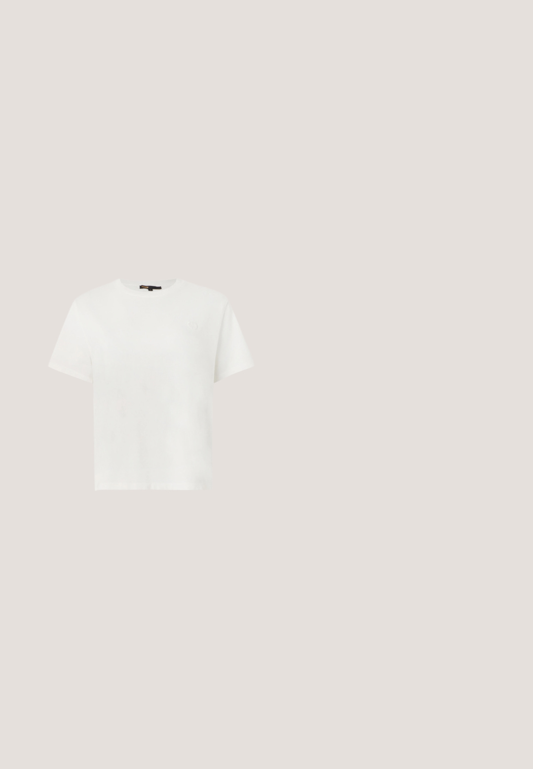Hvid kortærmet T-shirt med rund hals, med lille præget hjerte-logo på venstre bryst og sort nakkemærke.; Rabanne Pencil skirt - deep navy; Beige sandal med hæl, med en tåsløjfe, tynde stropper, justerbar guldlås og en lav lillehæl på hvid baggrund.; Sort sjal med lodrette striber, lavet af blødt materiale. Har et V-hals design og vinklede kanter for et draperet udseende.; Lyseblå ruskindshåndtaske med gyldne nitter, kædedetalje, øverste håndtag, justerbar rem og gylden låsebeslag på den forreste klap.; Sølv multi-bånd ring med sammenflettede løkker, der har en glat, skinnende overflade og et minimalistisk design.