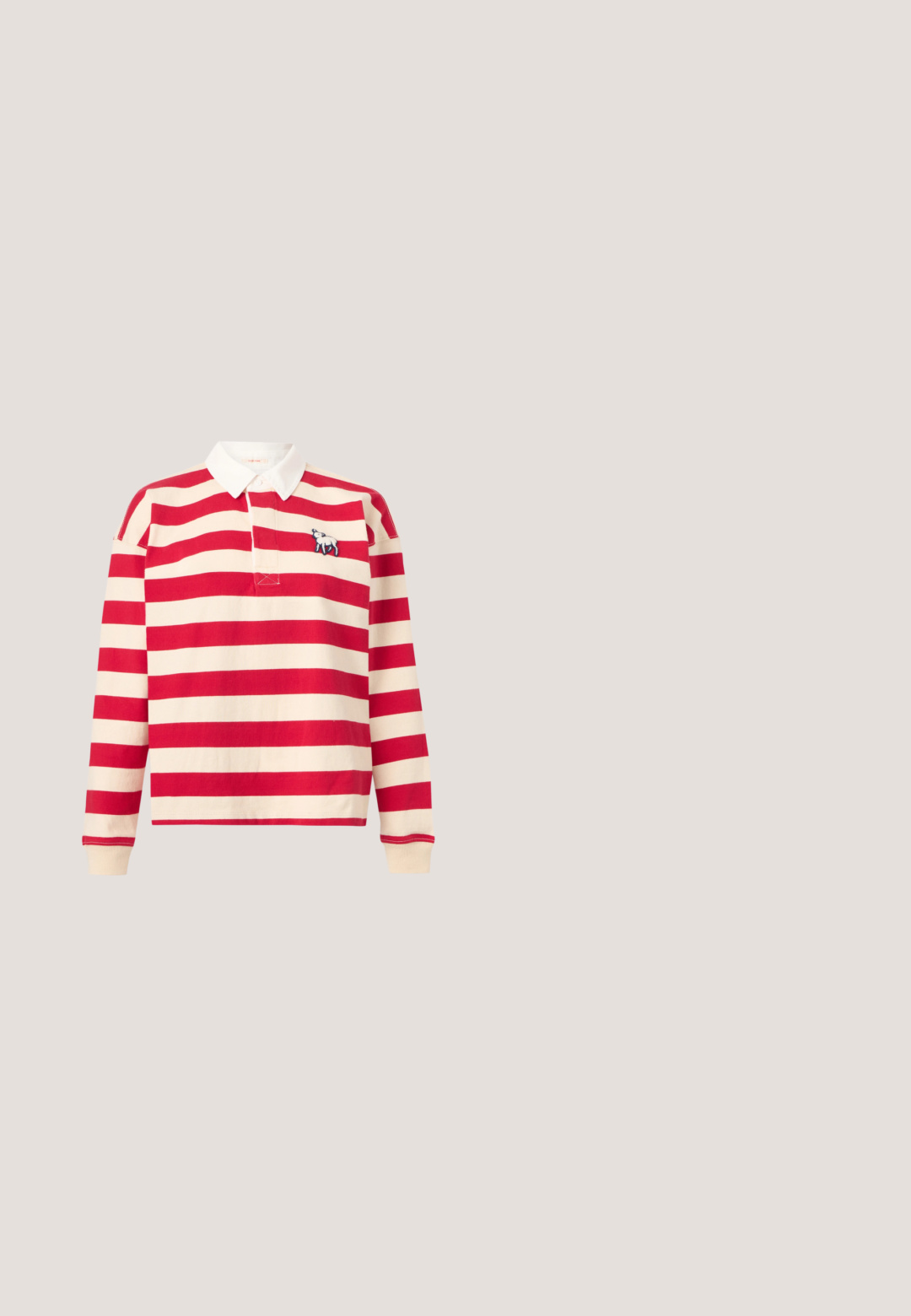 Chemise de rugby à manches longues avec des rayures horizontales rouges et crème, col blanc, et petit logo brodé de mouton sur la poitrine.; Jean blanc à taille haute, coupe droite, avec bouton frontal, passants pour ceinture, poches avant et arrière, posé à plat sur un fond blanc.; Ballerine plate en cuir noir froncé avec bout pointu et petite décoration triangulaire métallique sur le côté, semelle plate.; Lunettes de soleil rectangulaires noires avec verres roses, dotées d'accents métalliques dorés sur les branches et d'une finition brillante élégante.; Sac à main en perles noires et blanches avec une anse courte, présentant un motif en damier alternant des perles semblables à des perles et des perles noires facettées.; Bracelet chaîne en or avec des maillons en forme de plaques géométriques et deux petites pierres rectangulaires vertes sur fond blanc.