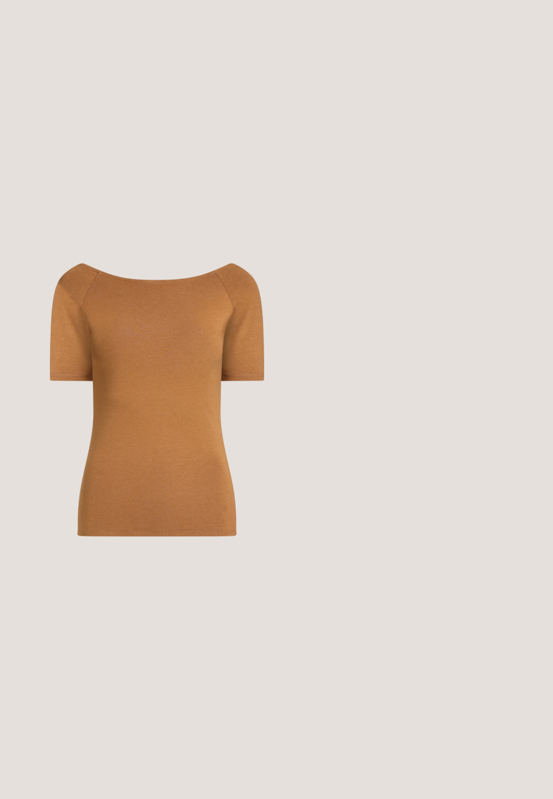 Haut ajusté à manches courtes, marron clair, avec un large décolleté épaules dénudées, présenté sur un fond uni.; Pantalon noir à jambes larges en tissu léger et lisse. Il présente une fermeture à bouton, quatre poches et un design net et ajusté.; Chaussure compensée en daim marron avec bout pointu, talon ouvert et surface texturée. Présente un talon compensé bas pour le confort.; Lunettes de soleil avec gradient marron et grandes lentilles carrées. La monture présente une couleur marron foncé brillante, des accents dorés et des branches fines.; nat & nin LUCE - Sac bandoulière - leopard; Boucles d’oreilles pendantes asymétriques en ton or avec des formes irrégulières, ornées de pierres précieuses ambre, marron et transparentes de différentes tailles.