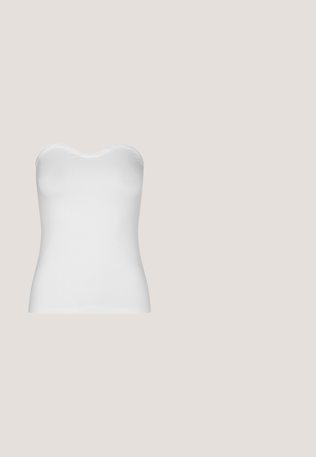 Haut blanc sans bretelles fabriqué en tissu léger et extensible. Présente une texture lisse, un col incurvé et un design ajusté. Pas de coutures visibles.; Pantalons violet clair en tissu lisse, dotés d'une coupe ajustée, de passants de ceinture et d'une coupe droite.; Kazar SYLVIE - Bottines - black; Sac seau en cuir embossé noir façon croco avec une seule bandoulière et un petit logo argenté de la marque au centre en bas à l'avant.; Boucles d'oreilles en argent en forme de lettre C courbée, ornées de rhinestones ronds et transparents le long du bord. Texture métallique lisse.; Ceinture en cuir noir avec une boucle ronde en métal argenté, design plat, extrémité effilée, texture lisse et style minimaliste.