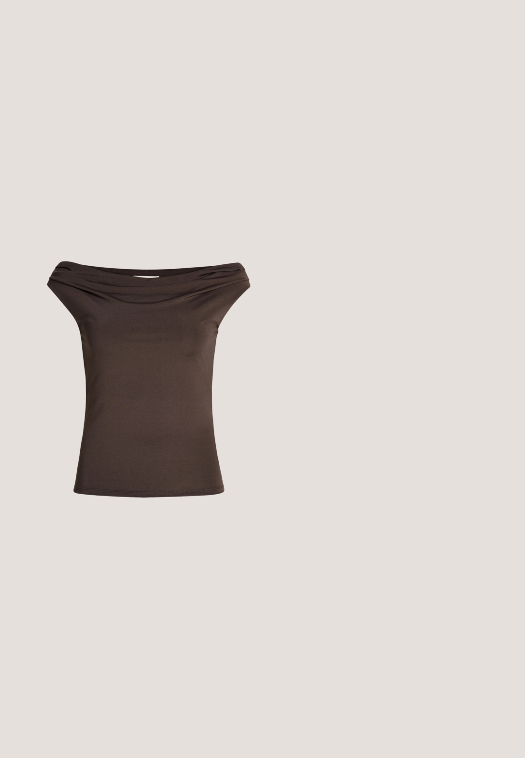 Haut marron ajusté, épaule dénudée, avec détail de col plié, sans manches, présenté sur fond blanc.; Sous-vêtement beige style boyshort sans couture avec une texture lisse, présenté à plat sur un fond gris clair.; Escarpin slingback en daim brun foncé avec bout pointu et talon kitten sur un fond clair uni.; Lunettes de soleil ovales en écaille de tortue avec des verres marron foncé et des accents en cristal doré sur les charnières de la monture.; Sac à main en cuir verni marron de forme rectangulaire, avec deux longues poignées et des accents courbés subtils à l'avant.; Boucles d'oreilles en forme de cœur dorées avec une finition lisse et brillante. Présente un design à charnière pour un enfilage facile et un fermoir bien visible.