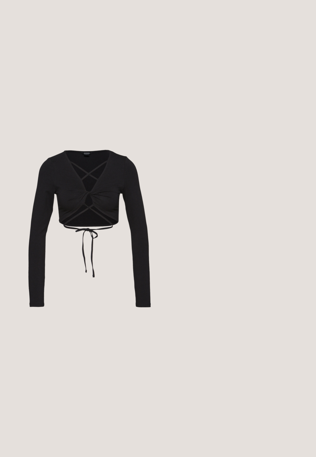 Monki Top s dlhým rukávom - black; Čierne slim-fit džínsy s prednými vreckami, pútkami na opasok, gombíkovým zapínaním a zipsom, zobrazené na bielom pozadí.; Čierne členkové topánky vyrobené z hladkej kože, so bočným zipsom, žltým prešívaním a hrubou, ryhovanou gumovou podrážkou.; Čierne slnečné okuliare v štýle mačacích očí s matným povrchom, so šedými tónovanými sklami, ostrými hranami a elegantnými bokovými ramenami. Názov značky je viditeľný na vnútornom ramene.; Čierna nylonová taška cez rameno so zakriveným tvarom, strieborným reťazovým akcentom, odnímateľnou mini taškou a nastaviteľným popruhom; má logo "Steve Madden".; Strieborné kruhové náušnice s hladkým, okrúhlym tvarom a lešteným povrchom. Obe náušnice sú rovnakej veľkosti a disponujú bezpečným uzatváracím mechanizmom.