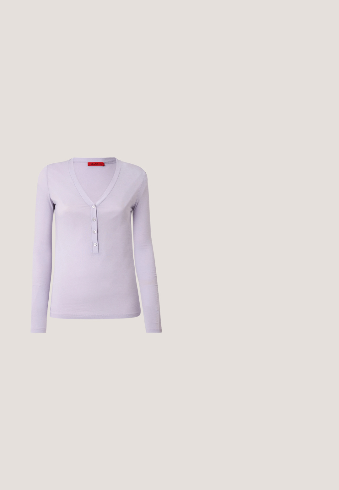 Top de manga larga lila con escote en V, que cuenta con una botonera de cinco botones y una tela suave y ligera. Diseño simple y ajustado.; Pantalones beige de pierna ancha con cintura alta, detalle de costura frontal y sin botones ni bolsillos visibles, extendidos planos sobre un fondo blanco.; Zapatillas beige y blancas con materiales de ante y cuero. Presentan una punta redondeada, diseño de cordones y suela de goma texturizada.; Gafas de sol rojas translúcidas con lentes degradadas, forma ovalada y varillas delgadas. Presentan un pequeño detalle de logo en el lateral.; Bolso tipo saco de cuero marrón oscuro liso con una amplia correa ajustable para el hombro y borde superior ligeramente curvado sobre un fondo blanco.; Pendientes de aro de resina negra con acabado brillante y acentos de hardware en tono plateado. Forma circular con un corte y cierre a presión.