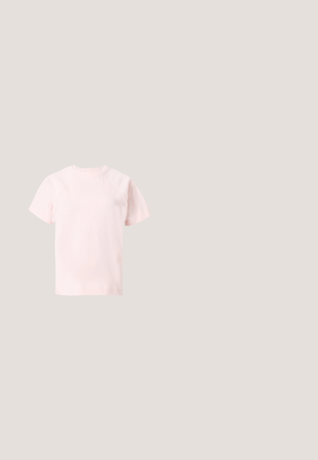Lyserød kortærmet T-shirt med rund hals og raglanærmer, vist mod en ensfarvet grå baggrund.; Lyserøde denimjeans med lige ben, der har en frontknaplukning, fem lommer og et glat, let struktureret stof.; Rosa ruskindsstøvle med spidse tæer og en lav, slank hæl. Den glatte overflade og de rene linjer fremhæver dens elegante silhuet.; Solsikker med en vinkelret katteøje-design, lavet af gennemsigtigt mørkerødt plast med rosa linser og hardware-accents i guldtonet.; Delikat gylden kædearmbånd med et ovalt gyldent vedhæng med en lille rektangulær grøn ædelsten i midten på en lys baggrund.; Lyserød skuldertaske i læder med afrundet klap og gulddetaljer. Har en rem og pæn syning langs kanterne.
