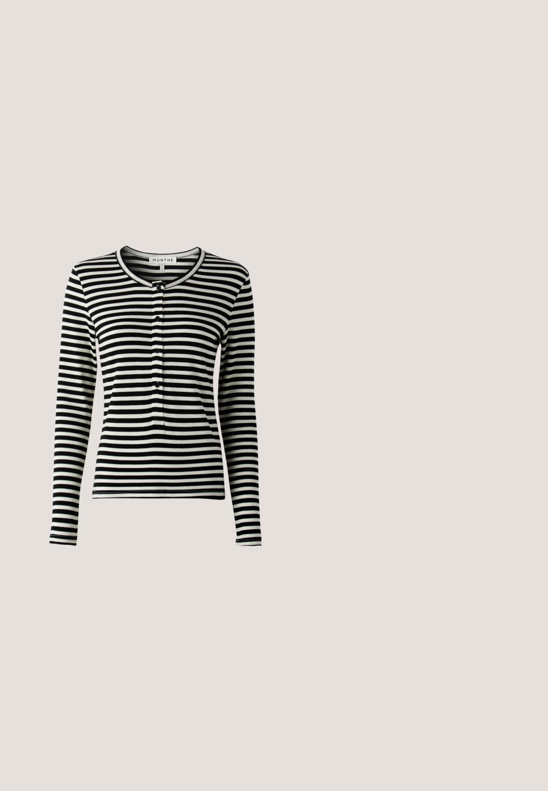 Sort/hvid stribet langærmet skjorte med rund halsudskæring, udstyret med en knaplukning og en slim-fit design. Blødt stoftekstur.; Bredde denimjeans i mørkeblå, med et klassisk fem-lomme design, knaplukning og subtle whiskering langs lårene.; Sorte blanke klodser med platform, rund tå, buet overdelen og kontrasterende hvid sting langs kanten af sålen.; Sølv metalisk læderhåndtaske med bøjlehåndtag og lang aftagelig skulderrem på ensfarvet hvid baggrund.; Sølvøreringe med forlængede ovale led, der har en poleret overflade og en struktureret dråpevedhæng. Enkel design med glatte kanter.; Sort læderbælte med en afrundet, rektangulær sort spænde og synlige justeringshuller på en hvid baggrund.