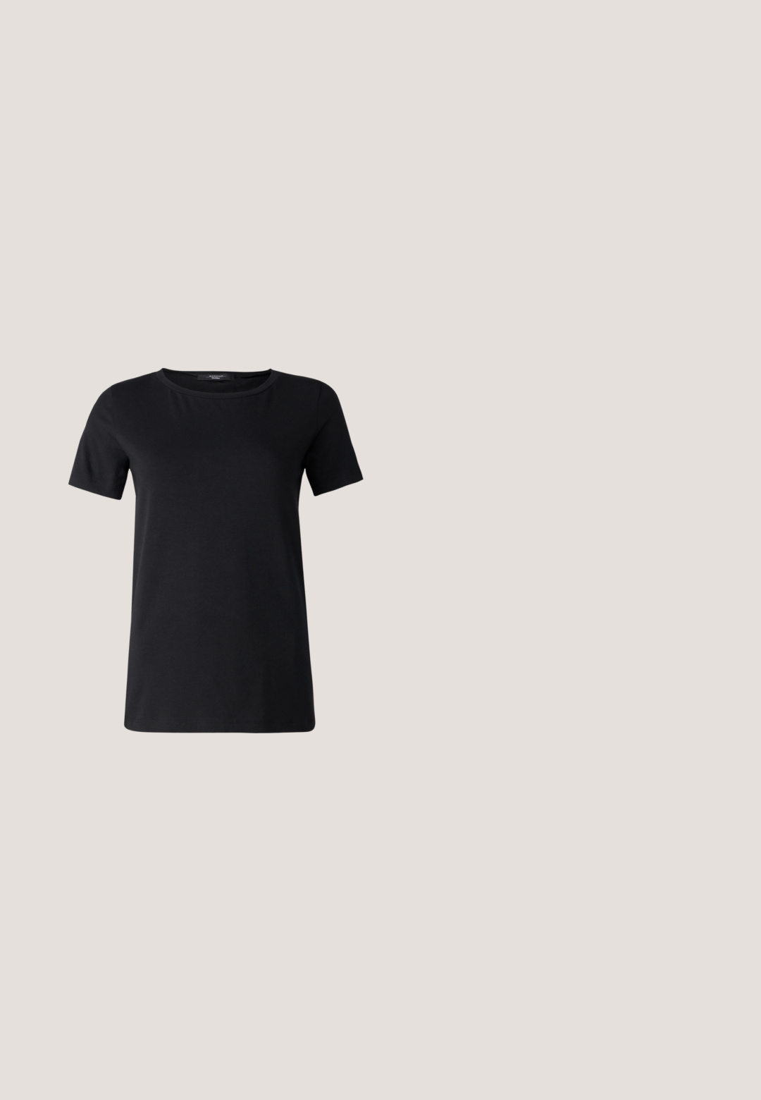 Weekend Max Mara T-shirts basic - nero; Lyseblå stramme jeans lavet af denim, med en standard linning, fem lommer og kontrastsyninger langs sømmene.; Sort slingback flad sko med spids tå, mesh overdel, justerbar spænde rem og lav stablet hæl på hvid baggrund.; Brune skildpaddesolbriller med rektangulære linser, guldhardware-detaljer ved stængerne og elegante sorte arme.; Lille sort læder skuldertaske med justerbar rem og gyldent lynlås, med subtilt gyldent brandtekst foran.; Guldtonede hoops øreringe med et bølget design, der har en glat, blank overflade og en strømlinet form. Ingen synlige spænder.