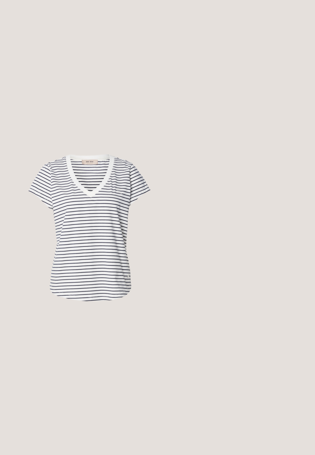 Stribet kortærmet v-hals t-shirt med hvide og marineblå striber, med en lille logo detalje og en buet nederkant.; Beige bukser med vide ben, forfløj, bæltestropper, knaplukning og en lille stofmærke på højre side af linningen.; Beige læder slingback flade sko med spidse tæer, minimalisk design, glat tekstur og en lav sort sål.; Kvadratiske briller med metalramme i gyldent tone og brune gradientkanter, med sorte stænger og justerbare næsepuder.; Grøn læder hobo taske med en slouchy design, buet håndtag og glat tekstur. Indeholder ingen synlig hardware eller accenter.; Sølv hoop ørestik med en poleret overflade, prydet med små guld accenter og en rund form, båret på øreflippen.