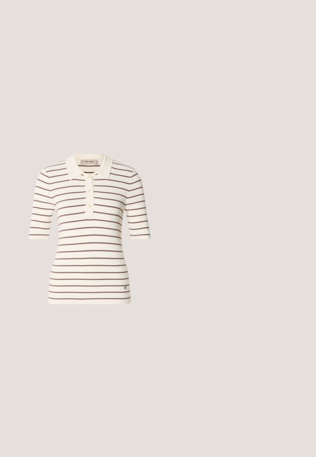 Geribde polo shirt in crème met bruine horizontale strepen. Voorzien van een kraag, knoopsluiting en korte mouwen. Subtiele logodetail aan de zoom.; Donker gewassen denim jeans met een uitlopende pasvorm, voorzien van een knoopsluiting, oranje stiksel en omgeslagen broekspijpen. Gladde textuur en klassieke stijl.; Bruine geribbelde kniekousen gecombineerd met bruine suède Mary Jane-flats met een decoratieve strap en gesp, gedragen met een donkere jas.; Rechthoekige schildpadbril met donkere lenzen en "vogue" merk op de poot en lens, tentoongesteld op een witte ondergrond.; Bruine suède handtas met een zachte, slungelige vorm. Voorzien van leren handvatten en een tagaccent. Eenvoudige textuur met gebogen naden.; Oorbellen in goudkleur met drie onregelmatige, gladde, afgeronde segmenten die verticaal opgestapeld zijn op een egale lichte achtergrond.