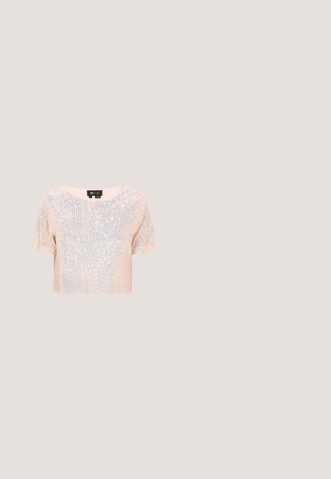 Korte mouw top in lichtroze, bedekt met iriserende pailletten, met een ronde halslijn en een gladde binnenvoering.; Lichtblauwe denim jeans met een losse pasvorm, voorzien van een vervaagde afwerking, twee voorzakken en een knoopsluiting bij de taille.; Zilveren holografische high-top sneaker met roze accenten, voorzien van een chunky, doorzichtige regenboogzool en een gestructureerde stof. Veters en een trekkoord zijn inbegrepen.; Zwarte parelhandtas met een textuur oppervlak, voorzien van een kettingriem en een driehoekige logo-plaat aan de voorkant. Compact rechthoekig ontwerp.; Zilverkleurige ketting met een serie ronde, heldere stenen, dicht op elkaar gezet met een vergrendelingssysteem. ; Zilveren ketting met kleine rechthoekige metalen accenten die gelijkmatig verdeeld zijn, en een verstelbare sluiting op een witte achtergrond.