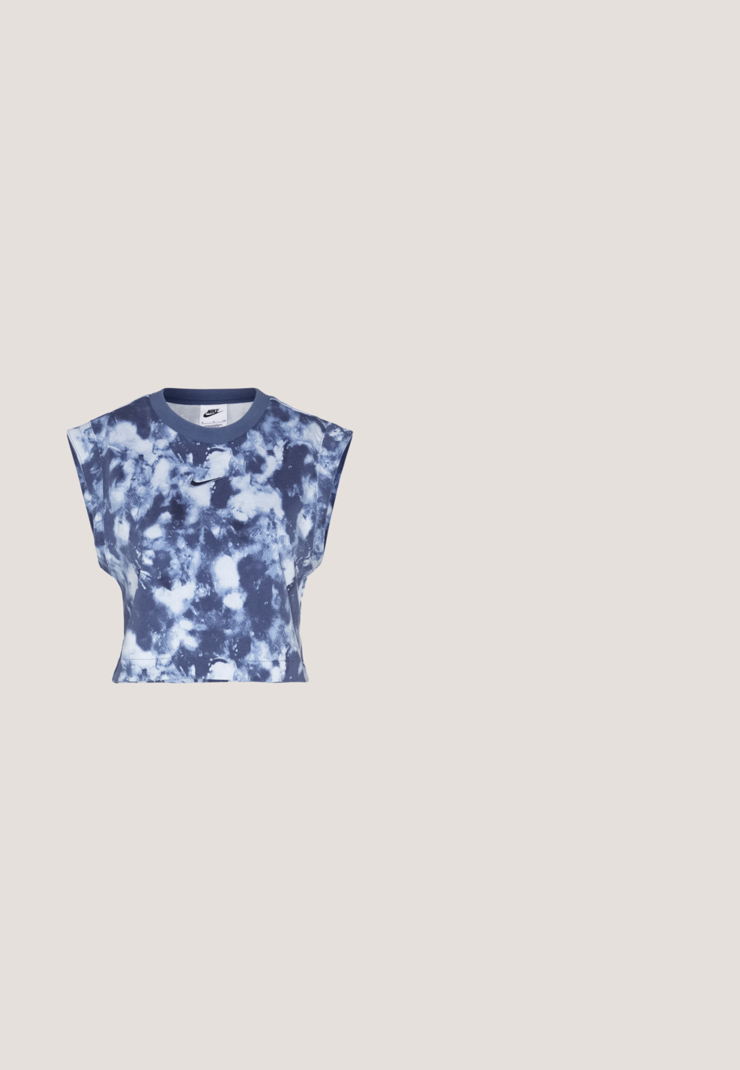 Gekürztes, blaues Batik-T-Shirt mit Rundhalsausschnitt und kurzen Ärmeln, auf der Brust mit einem kleinen Nike-Logo. Weicher, strukturierter Stoff.; Blaue und weiße Batik-Shorts mit elastischem Bund, Kordelzug und kleinem Logo am unteren linken Bein. Weiche Stofftextur.; Weiße und beige Nike-Sneaker mit einem Obermaterial aus Mesh, strukturiertem Overlay, schwarzem Swoosh und einer gepolsterten Sohle mit rutschfester Außensohle.; Goldfarbene Metallbrille mit ovalen Gläsern, schlanken Bügeln und klaren Nasenpolstern. Verfügt über subtile Scharnierakzente und transparente Gläser.; Schwarze Nylon-Umhängetasche mit geschwungener Form, silbernem Kettenakzent, abnehmbarem Mini-Pouch und verstellbarem Trageriemen; mit "Steve Madden"-Logo.; Silberne Creolen mit einem verdrehten Design, das eine strukturierte Oberfläche und einen sicheren Verschluss aufweist. Leicht und reflektierend mit einer eleganten Oberfläche.