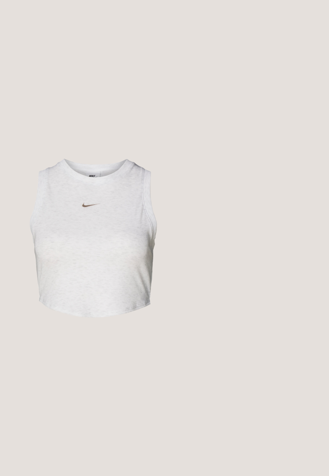 Valge lühike topp, mis on valmistatud pehmest ja tekstuurist kangast. Omab ümmargust kaelaauku ja ilma varrukateta disaini ning väikest kuldset Nike logo ees.; Helesinise värvi laiad teksapüksid, mis on valmistatud denimist. Omab sirget lõiget, viit taskut ning nööbiga kinnitust vööl.; Valged paksud tossud paksu tallaga, esiosal paeltega ja siledast sünteetilisest materjalist pealiskihiga, peenete õmblustega.; Kaks ümmargust päikeseprilli, millel on helesinised poolläbipaistvad raamid ja tumehallid objektiivid, sirged tempud ja minimaalsete detailidega riistvara.; Metallik hõbedane õlakott, millel on tikandiga disain, sile tekstuur ja must reguleeritav rihm. Ees on väike logodetail.; Hõbedane kett-kaelakee, millel on ühtlaselt paigutatud väikesed ristkülikukujulised metallist detailid ning valgel taustal reguleeritav kinnitus.