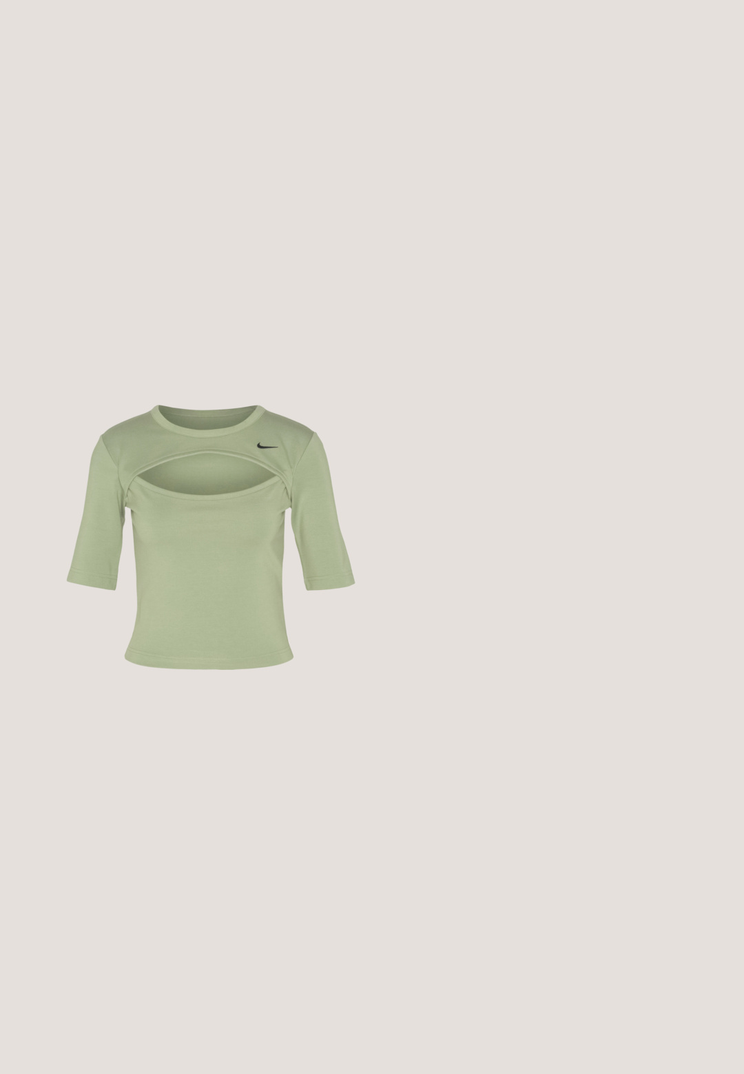 Nike Sportswear CUTOUT - T-shirts print - oil green/black; Nike Sportswear Træningsbukser - neutral olive/black; Gule ruskinds- og mesh-sneakers med sorte og hvide stribede detaljer, strukturerede såler og snørebåndsdesign. Hvide sokker synlige over anklen.; Sorte rektangulære solbriller med mørkt tonede linser, tyk plastramme og brede stænger. Glat overflade og kantet design.; Sort stof skuldertaske med en blød tekstureret overflade, rund form og en enkelt rem. Minimalistisk design uden synligt hardware eller accenter.; Sølv hoops med en bølget, uregelmæssig tekstur. Har en tynd, cirkulær form og en reflekterende finish.