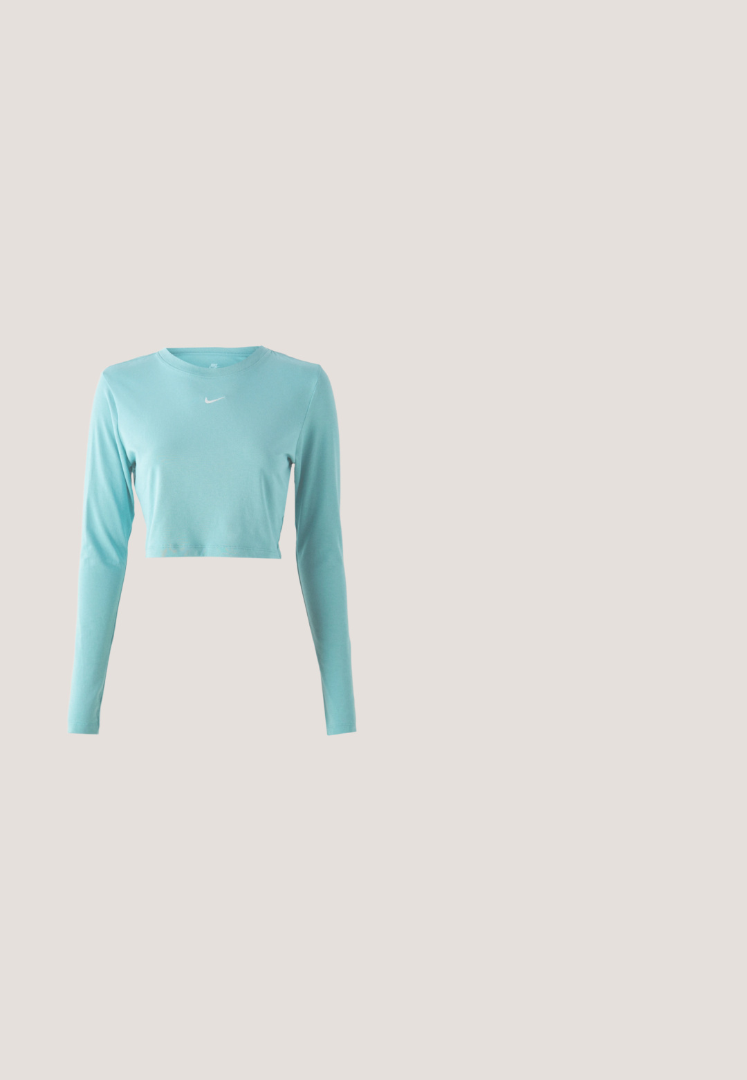 Chemise à manches longues cropped bleu clair en tissu lisse, avec un col rond et un petit logo blanc sur la poitrine.; Pantalon de survêtement Nike noir avec taille élastique et cordon, jambes fuselées, chevilles bord-côte et petit logo Nike blanc sur la cuisse droite.; Chaussures de sport noires et grises avec des accents argentés réfléchissants, des panneaux en maille texturée et des détails en jaune vif. Design à lacets avec une semelle structurée.; Une paire de lunettes de soleil rectangulaires avec des montures translucides bleu clair et des verres gris foncé, présentant des branches droites et des détails matériels minimaux.; Sac à épaule en tissu noir avec une surface texturée douce, de forme arrondie et une seule sangle. Design minimaliste sans accessoires ni quincaillerie visibles.; Boucles d'oreilles en argent au design minimaliste. Forme circulaire, texture lisse et profil fin. Légères avec une finition polie.