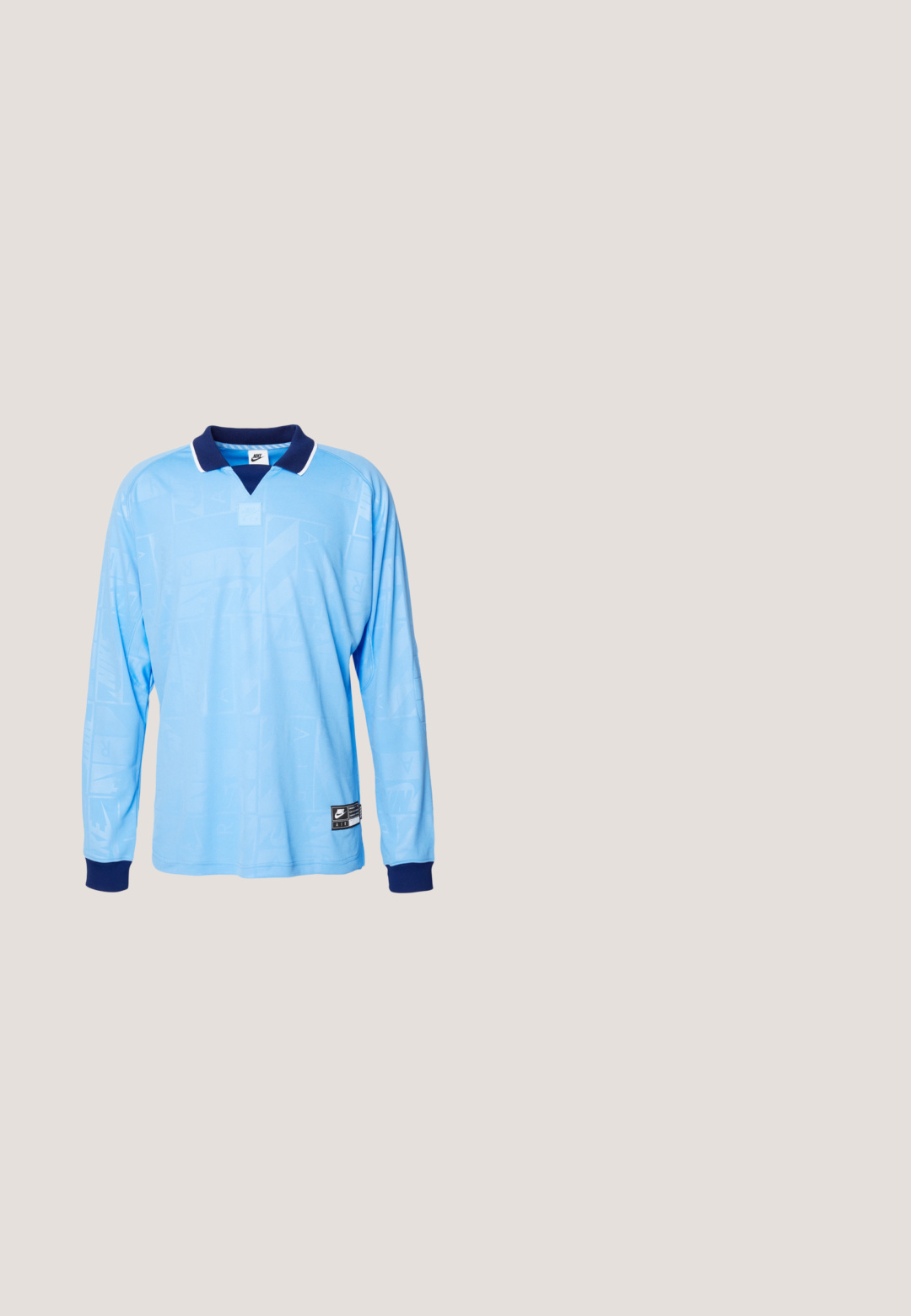 Hellblauses Langarm-Polohemd mit marineblauem Kragen und Bündchen, das ein dezentes Allover-Muster und Nike-Logoprint am unteren Saum aufweist.; Hellegraue Sporthose mit blauen Seitenstreifen, im entspannten Schnitt, mit elastischem Bund und Reißverschlusstaschen. Nike-Logo auf der Vorderseite.; Helle blaue Sportschuh aus gestuftem Mesh und synthetischem Material, weiße Sohle, dunkle blaue Akzente und Branding an der Seite.; Weiße Plastiksunglasses mit grauen Gläsern neben einem schwarzen Stoffbeutel mit einem weißen "URBAN CLASSICS"-Logo in fetter Schrift.; Hellblaue weiche Stofftasche mit schwarzem und weißem Kordel-Schulterriemen vor hellem einfarbigem Hintergrund.; Silberner Metallkettengliederarmreifen mit ineinandergreifenden Gliedern, einem Verschluss und einem kleinen gravierten Hardware-Akzent. Glatte, polierte Oberfläche.