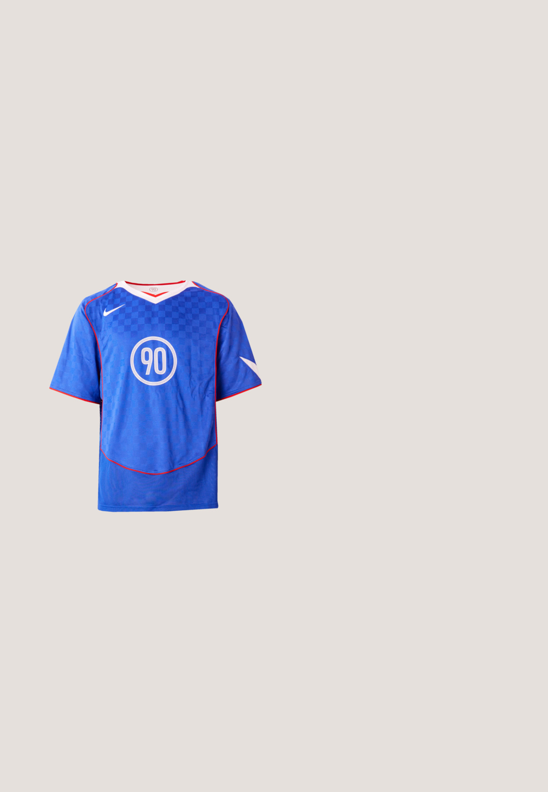 Blå Nike fodboldtrøje med ternet mønster, korte ærmer, v-hals design, hvide accenter og et centralt cirkulært "90" grafik.; Sorte og blå atletikshorts til mænd med elastisk linning, snøre, sidelommer og en vandret blå stribe nær kanten.; Blå og sorte sportssko har et mesh-design, gule accenter og en segmenteret sål. Bæres med hvide ankelstrømper.; Sorte rektangulære solbriller med blåtonede linser, set i skrå vinkel på hvid baggrund.; Blå stof skuldertaske med sort netfrontlomme, logo-patch og justerbar rem. Har lynlåslukning og holdbare materialer.; Sølvvedhæng med halskæde, der har to sammenflettede hænder, hængende fra en fint kæde med en glat tekstur.