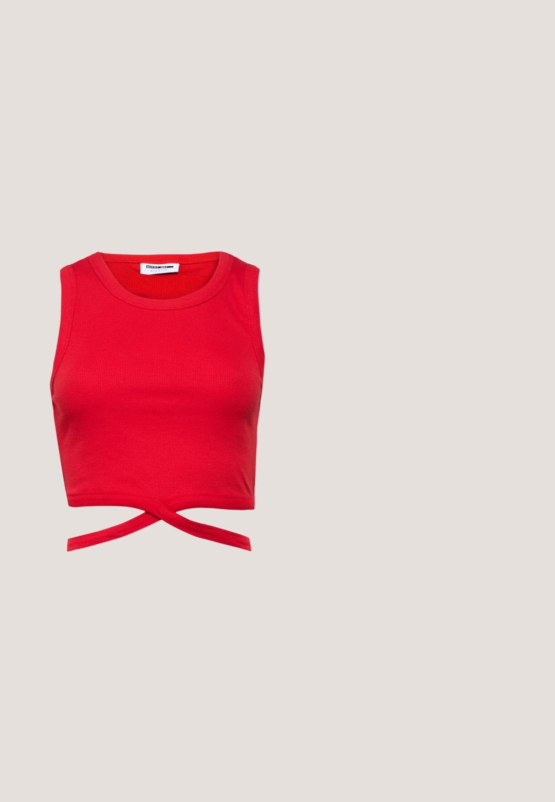 Rood katoenen crop top met ribbels, mouwloos ontwerp en een geknoopte voorkant voor een aansluitende uitstraling.; Zwarte slim-fit broek met knoopsluiting, riemlussen en zijzakken, weergegeven tegen een effen lichte achtergrond.; Witte leren sneakers met zwarte strepen, gumrubberen buitenzool, ronde neus, vetersluiting en een zachte grijze suède neuskap.; Bruine schildpad zonnebril met een vintage cat-eye vorm en bruine lenzen. Heeft gebogen armen met rode accenten.; Pieces PCALUANA SHOULDER BAG - Handtas - black; Gouden metalen ring oorbellen met een glad, rond ontwerp en een veilige scharnier sluiting. Lichtgewicht met een gepolijste afwerking.