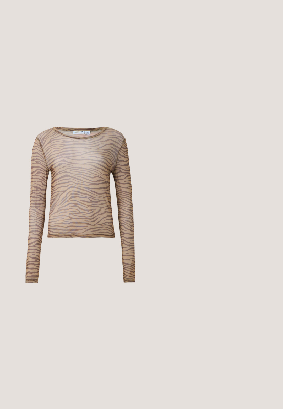 Dlhý rukáv, priliehavý, priesvitný béžový top s tmavohnedými zebrovými pruhmi a okrúhlym výstrihom.; Weekday BRENDA SLIM CARGO TROUSER - Kapsáče - grey dark; Čierne kožené členkové čižmy so zipsom a šnurovacím dizajnom, s žltými stehmi a hrubou, textúrovanou podrážkou.; Čierne slnečné okuliare s šedými sklami, so sieťovým vzorom malých kovových kamienkov pozdĺž rámov. Hladký povrch, ostrý dizajn.; Strieborné kruhové náušnice s hladkým, okrúhlym tvarom a lešteným povrchom. Obe náušnice sú rovnakej veľkosti a disponujú bezpečným uzatváracím mechanizmom.; Čierny kožený opasok so striebornou kovovou prackou, ktorý sa vyznačuje hladkou textúrou a klasickým dizajnom. Popruh má šírku 1,5 palca.