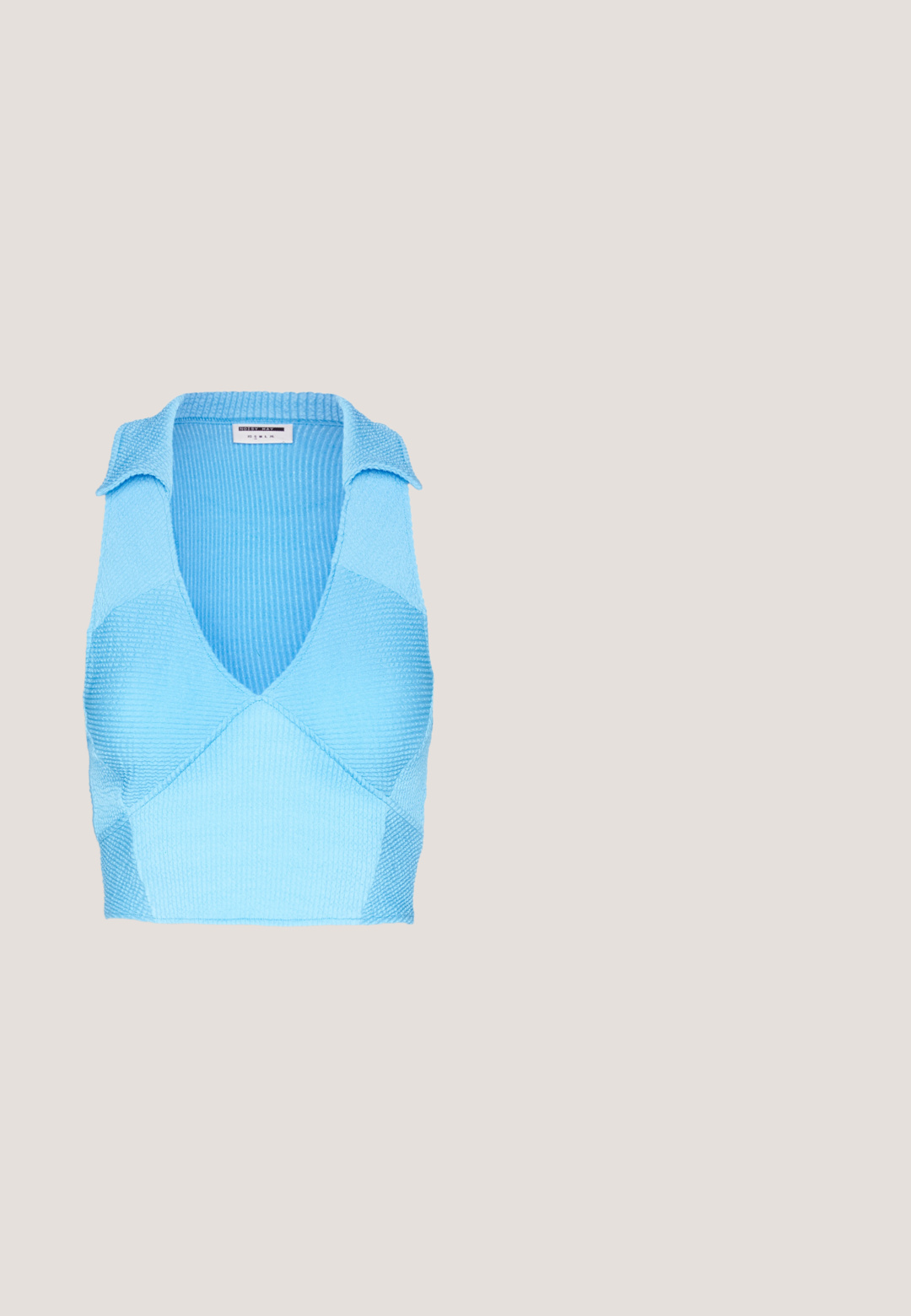 Noisy May NMSELMA HALTERNECK - Débardeur - bonnie blue; BDG Urban Outfitters Jean boyfriend - white; Baskets Nike P-6000 avec une tige en mesh gris clair, des accents noirs et une semelle en caoutchouc noir durable. Présente un design complexe et un système de laçage.; Lunettes en métal doré avec des verres ovales, des branches fines et des plaquettes de nez transparentes. Présente des accents subtils sur les charnières et des verres transparents.; Sac à main en cuir synthétique blanc avec une forme triangulaire structurée, une bandoulière unique réglable et un rabat à courbes accentuées.; Boucles d'oreilles en argent en forme de cerceau avec un charme croix et cœur. Texture lisse et brillante avec une finition polie. Chaque charmepend d'une boucle sécurisée.