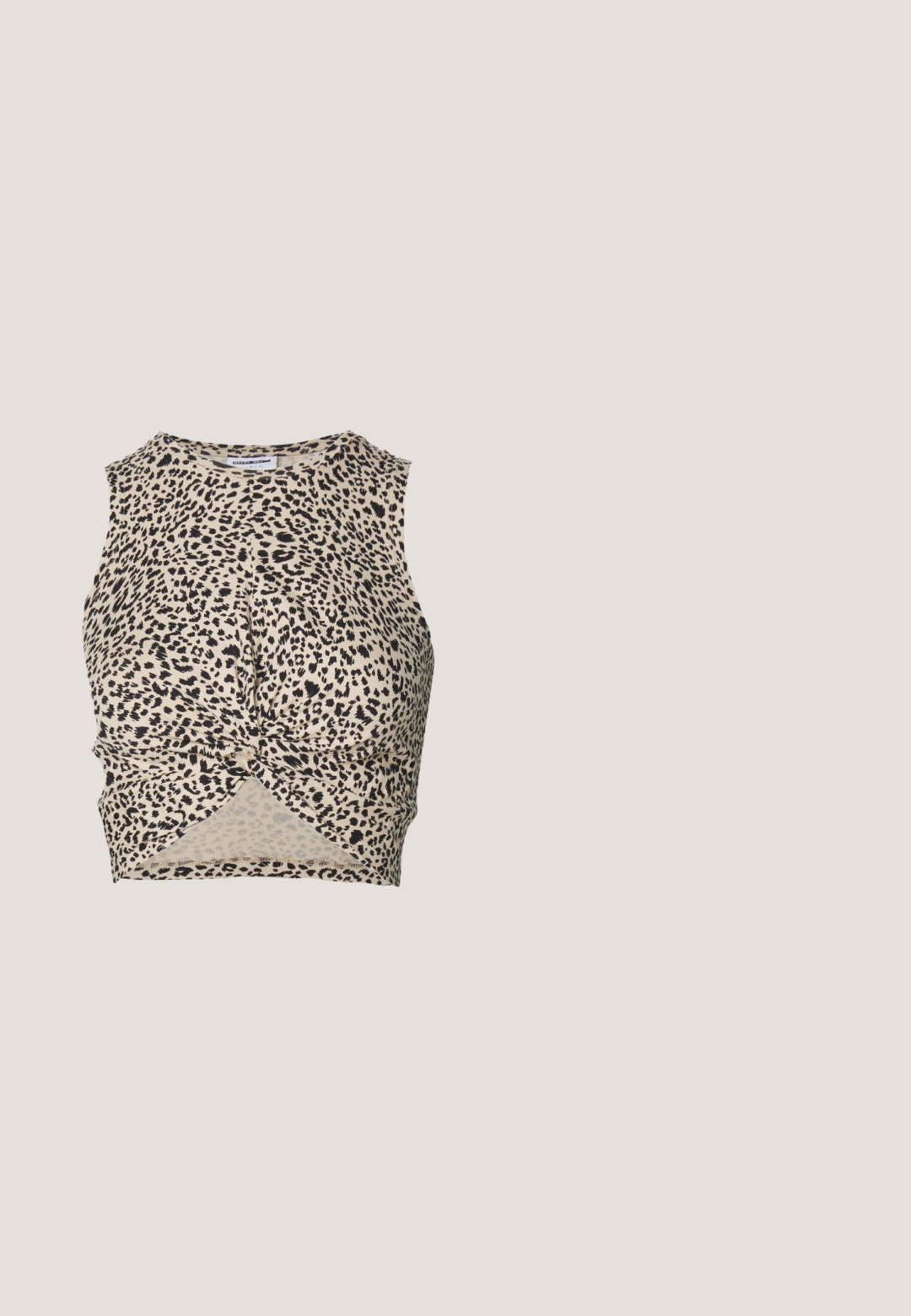 Débardeur court en imprimé léopard beige avec des taches noires, présentant un détail avant torsadé et un tissu lisse et léger.; Jupe midi en imprimé léopard, texture soyeuse, base beige neutre avec des taches noires et brunes, design drapé avec un détail tordu à la taille.; Sandales noires à talons avec plusieurs fines lanières et un large talon carré. Design élégant avec une texture mate. La semelle intérieure a une légère courbure.; Lunettes noires angulaires avec des verres gris ; fabriquées en plastique, avec des branches épaisses à la surface lisse et sans matériel visible.; Sac à main noir rembourré avec une poignée arrondie, présentant une surface lisse et brillante ainsi qu'une texture douce et matelassée. Pas de quincaillerie ou d'accents visibles.; Boucles d'oreilles en argent avec une finition polie, présentant une forme circulaire et une fermeture à charnière. Texture lisse avec un minimum de détails.