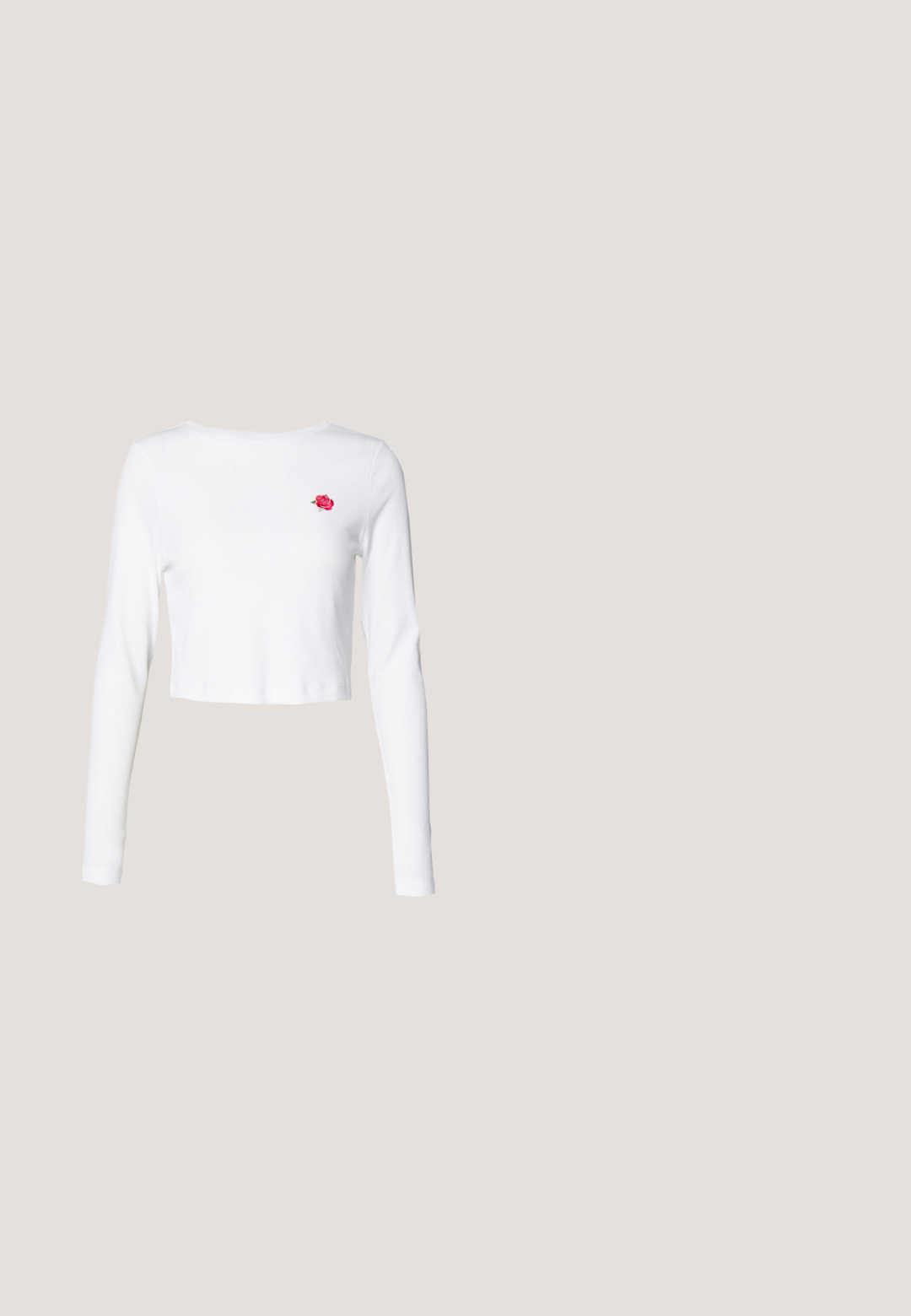 Hvid cropped langærmet top lavet af blødt stof, med en lille pink rose broderet på venstre bryst. Simpelt design, ingen mønstre.; Mørkeblå jeans med høj talje, vidde ben, knaplukning foran, lynlås og lommer foran og bagpå.; Hvid og beige løbesko med blå accenter, netoverdel, polstret sål og snørelukning, vist fra ydersiden.; Et par rektangulære solbriller med lyseblå gennemsigtige stel og mørkegrå linser, der har lige templer og minimale hardware detaljer.; Blå denim håndtaske med et polstret, buet håndtag. Har et diskret brunt logo mønster og en sort snorelukning.; Sølv hoops med en bølget, uregelmæssig tekstur. Har en tynd, cirkulær form og en reflekterende finish.