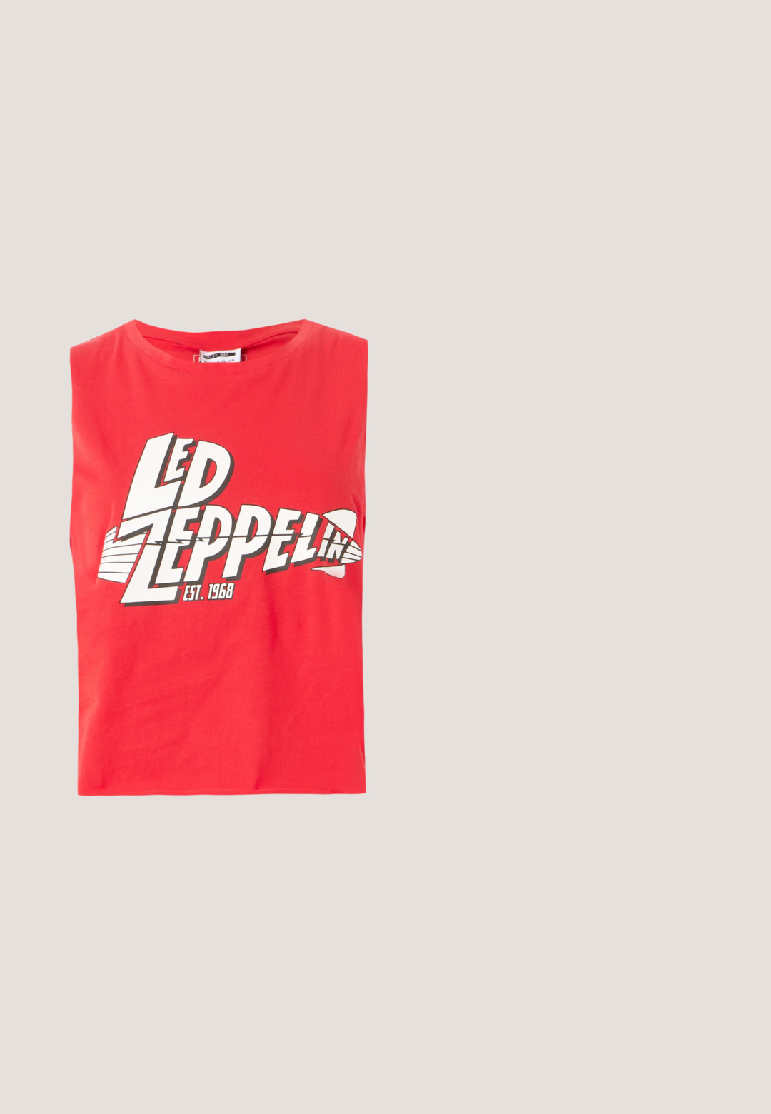 Camiseta sin mangas roja hecha de algodón. Presenta una gran impresión gráfica de "LED ZEPPELIN" con un símbolo de pez y "EST. 1968" en blanco.; Falda línea A de denim azul claro con cierre frontal de botones y cremallera, presillas para cinturón y dos bolsillos delanteros.; Botas vaqueras de cuero negro con puntera puntiaguda, costuras visibles, detalles de tachuelas plateadas y cierre de cremallera en el lado interior.; Gafas de sol ovaladas negras con varillas delgadas y lentes tintados de rojo descansando sobre una superficie blanca.; Bolso de mano de cuero negro con forma curva, adornado con tachuelas plateadas, cuenta con cierre de cremallera y una sola correa ajustable.; Pendientes de aro plateados con un diseño minimalista. Forma circular, textura suave y perfil delgado. Livianos con un acabado pulido.