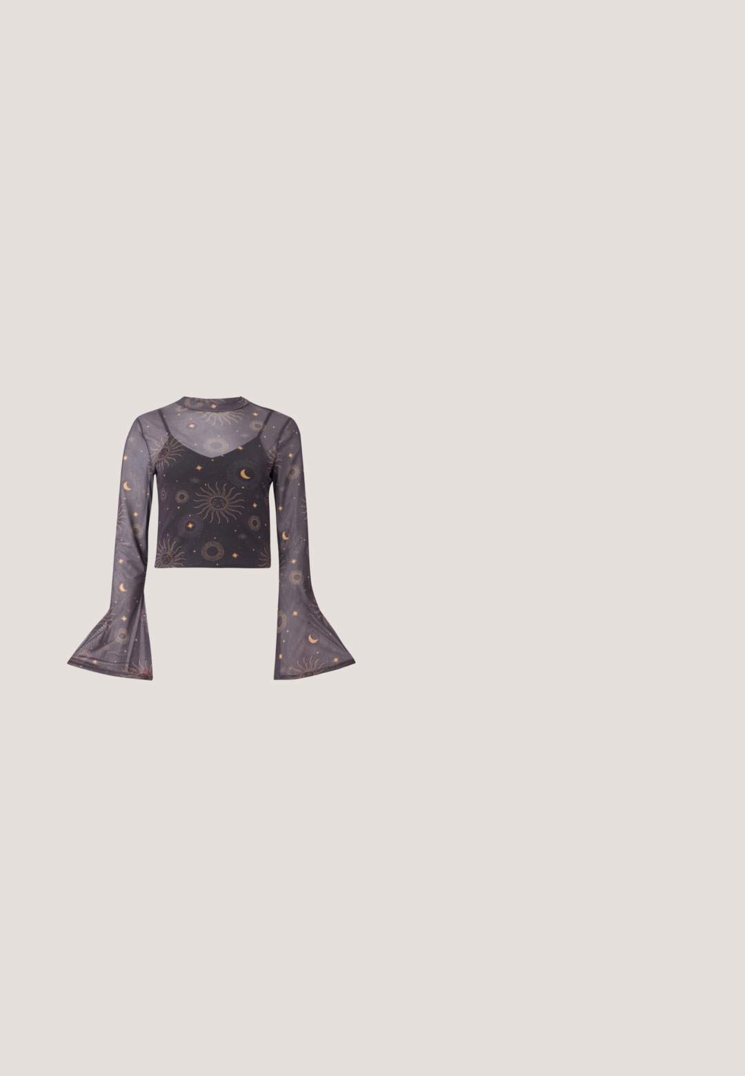 Gennemsigtig sort langærmet cropped top med prikkede flæser, himmelsk sol-, måne- og stjernemønster, der har et indre camisetlag.; Mørkeblå denim flared jeans med et klassisk fem-lomme design, metal knaplukning og syninger på lommerne.; Hvide platform sneakers med en glat syntetisk overflade, rund tå, polstret krave og tekstureret sål. Har et kontrasterende logo-tag.; Ovale briller med en metallisk sølvramme, klare linser og strukturerede perleaccentede stænger. Letvægtsdesign med buede arme.; Sort perlehandtaske med en buet silhuet, bærehåndtag og blank overflade. Båret med højhælede sorte sko og tætsiddende sorte shorts.; Sølv halskæde med flere kæder og en central knudedetalje samt en justerbar låseforlængelse på en ensartet lys baggrund.