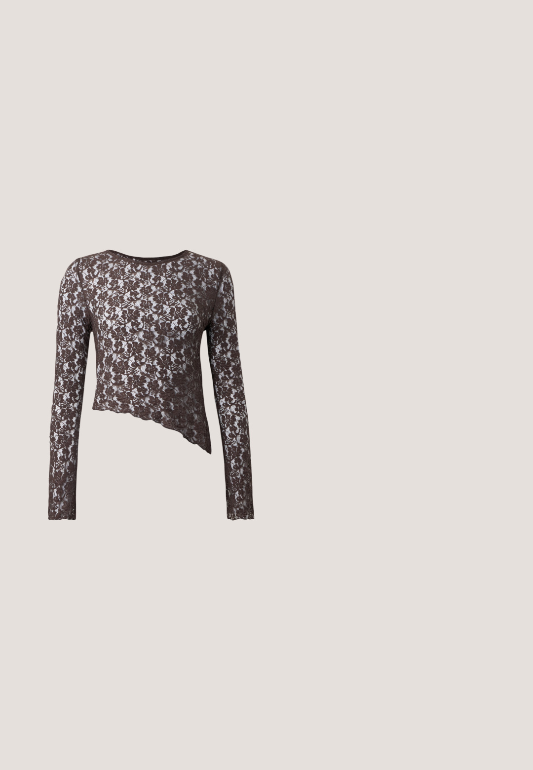 Bruine kant lange mouwen cropped top met een asymmetrische zoom. Heeft ingewikkelde bloemenpatronen en een ronde halslijn. Zachte, doorzichtige textuur.; Slim fit broek met zwarte en donkergroene luipaardprint en voorzakken op een effen lichte achtergrond.; Zwarte lakleren slingback schoenen met een spitse neus en een lage blokhak. Verstelbare gespband bij de enkel.; Ronde, bruin getinte zonnebril met een glanzend bordeauxrood frame. Slanke pootjes met subtiele merkdetails. Vlakke lensontwerp.; Zwarte rechthoekige schoudertas met een enkele verstelbare band en een bovenste ritssluiting op een effen achtergrond.; Zilveren stervormige oorbellen met een gepolijste, glanzende afwerking. Elke oorbel heeft vijf punten en subtiele textuurdetails op het oppervlak.