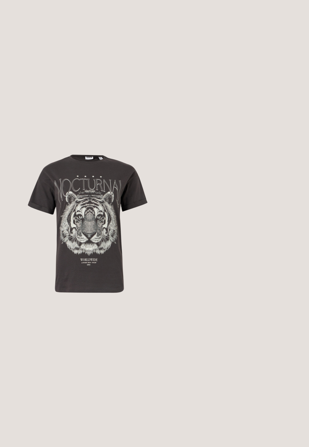 Must T-särk, millel on valge tiigri näo detailne illustratsioon, peal sõna "NOCTURNAL" ja all "WORLDWIDE LOVER BOY TOUR 2002".; Kõrge vöökohtadega, hapendatud hallid teksapüksid, esiknapiga, luku, vööaasade ja kahe eesmine taskuga valgel taustal.; Must mustaläikivast jalatsil on ümarad varbad, soonik elastne külg, metallring aksessuaar ja madal plokkjalad.; Musta ristkülikukujuline päikeseprillid tumedate toonitud läätsede ja õhukese raamiga, mis toetuvad helele pinnale.; Must nahast õlakott reguleeritava rihmaga, kahe vertikaalse esilukuga ja väikese metallist tiivaloomingu embleemiga lukukeste all.; Must nahkvöö, mis on üles rullitud hõbedase ristkülikukujulise pandlaga ja ainulaadse hõbedase geomeetrilise vööotsaga valgel taustal.