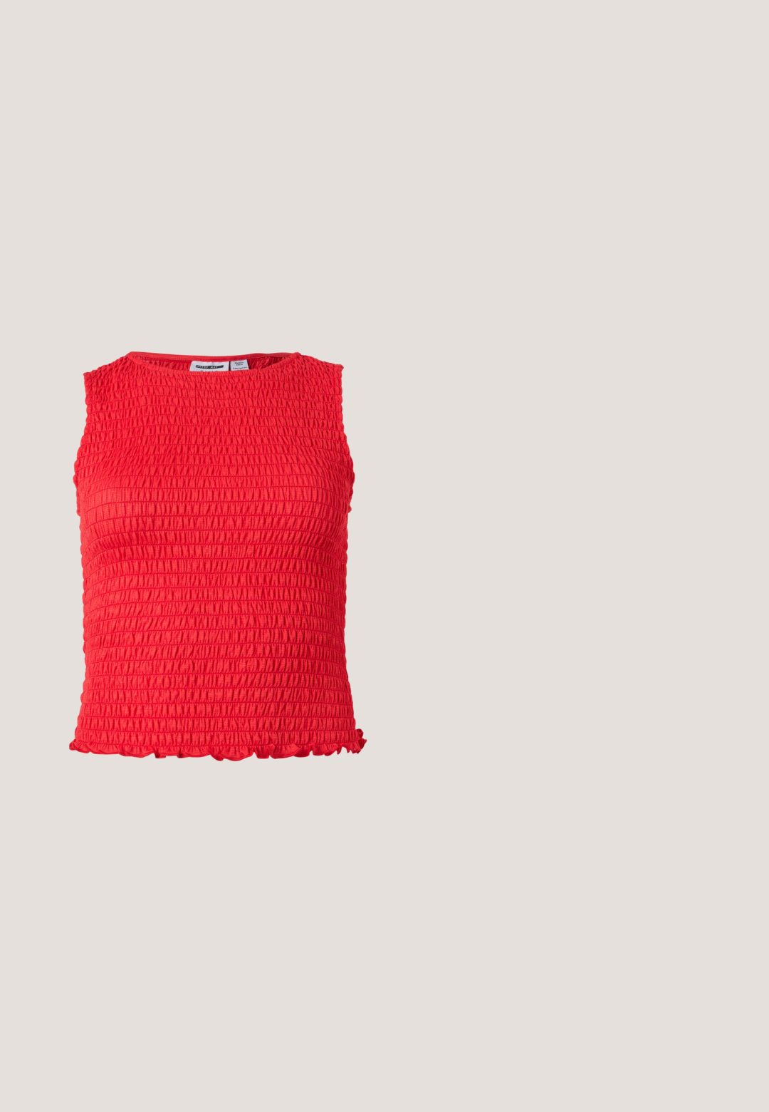 Ærmeløs rød crop top med rynket tekstureret stof og lille flæsekant langs bundkanten.; Sort maxinederdel lavet af glat, letvægtsstof. Har en enkel A-formet silhuet med en let udvidet kant og ingen synlige lukninger.; Rød lakeret læderslingback med kitten heel, spids tå og stort bånddetalje på overdelen mod hvid baggrund.; Sorte ovale solbriller med tynde arme og rødtonede linser, der ligger på en hvid overflade.; Sort læderhandtaske med kviltet tekstur, rektangulær form, topbærerhåndtag og en frontklap med en sølvfarvet spænde.; Even&Odd Øreringe - red