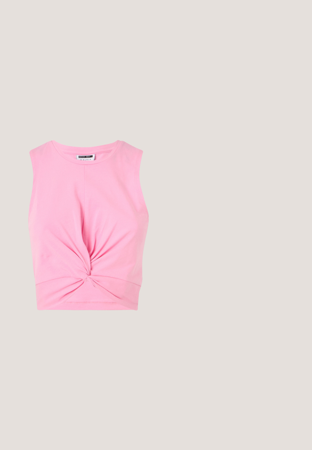 Roze mouwloze crop top met een geknoopte detail aan de voorkant, gemaakt van zachte katoenen stof met een gladde textuur.; Uitlopende spijkerbroek in lichtblauw met vervaagde plekken, voorzakken en contrasterende stiksels. Voorzien van een ritsvlieg en een merkband aan de taille.; Witte chunky sneakers van leer en mesh-materialen, met een dikke zool, ronde neus en decoratieve veters. Licht gemêleerde accenten.; Een paar rechthoekige zonnebrillen met lichtblauwe doorzichtige monturen en donkergrijze glazen, met rechte pootjes en minimale hardwaredetails.; Zwarte beaded handtas met een gebogen silhouet, draaghandvat en glanzende textuur. Draagt bij hoge zwarte hakken en strakke zwarte shorts.; Zilveren ketting met kleine rechthoekige metalen accenten die gelijkmatig verdeeld zijn, en een verstelbare sluiting op een witte achtergrond.