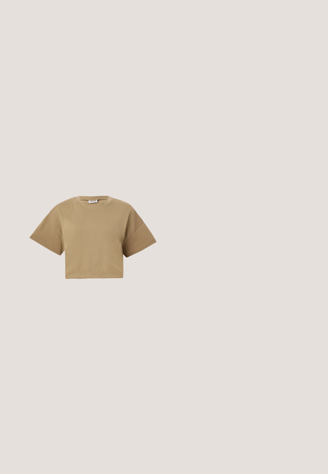 Camiseta recortada de manga corta en algodón caqui. Presenta un escote redondo y hombros caídos con una textura suave y lisa.; Falda lápiz de mezclilla en azul medio con una abertura frontal, que presenta seis botones marrones decorativos a lo largo de la costura lateral. Textura suave y diseño ajustado.; Zapatillas blancas con un diseño grueso, que presentan materiales de cuero y sintéticos, detalles texturizados, cordones y un logotipo destacado en dorado.; Gafas de sol de carey marrón con una forma vintage de ojo de gato y lentes marrones. Presentan brazos curvados con acentos rojos.; Vero Moda VMKYRA SHOULDER BAG - Bolso de mano - cognac; Pendientes de aro de oro con un acabado suave y pulido. Forma circular, con un cierre seguro en la parte superior. La superficie refleja la luz.
