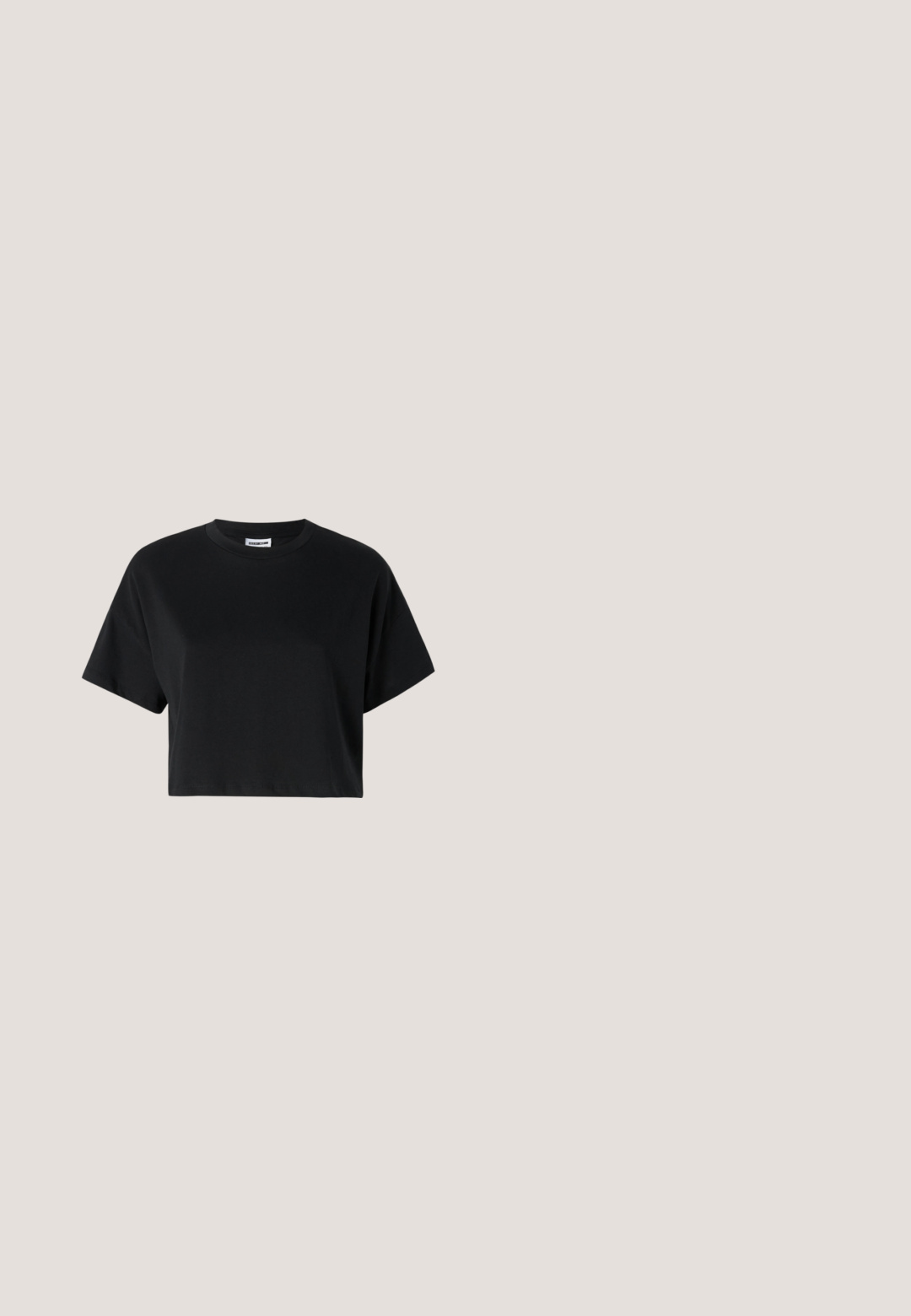 Zwarte cropped t-shirt met korte mouwen, ronde halslijn, gemaakt van gladde katoenen stof, met een minimalistisch ontwerp en subtiele stikdetails.; Donkerblauwe skinny jeans van denim, met versleten patches en rafelige details. Klassiek vijf-pocket ontwerp en ritsluiting.; Witte sneakers met een chunky ontwerp, gemaakt van leren en synthetische materialen, met textuurovereenkomsten, veters en een prominent logo in goud.; Bruine schildpad zonnebril met een vintage cat-eye vorm en bruine lenzen. Heeft gebogen armen met rode accenten.; Pieces PCALUANA SHOULDER BAG - Handtas - black; Zilveren hoepel oorbellen met een minimalistisch ontwerp. Cirkelvormig, gladde textuur en dun profiel. Lichtgewicht met een gepolijste afwerking.