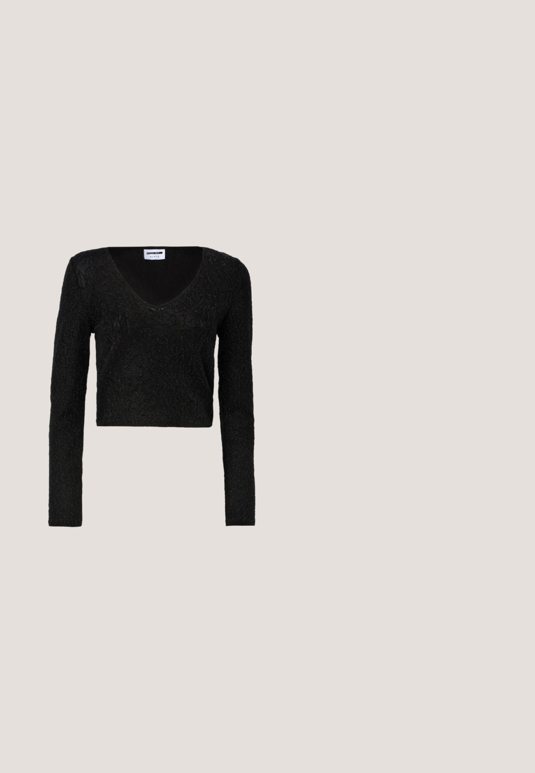 Crop top noir à manches longues avec un décolleté en V, en tissu texturé avec un motif, et un design ajusté. Matière douce avec un léger éclat.; Pantalons cargo en velours côtelé noir avec une coupe large, dotés d'une taille élastique et de deux poches latérales. Texture côtelée verticale sur l'ensemble.; Baskets en daim noir avec des accents en cuir blanc, trois rayures blanches, lacets plats et une semelle épaisse en gris. Marquage doré "Gazelle".; Lunettes de soleil noires avec un design enveloppant, verres teintés foncés, accents brillants en forme d'étoile et plaquettes de nez ajustables.; Sac à main rose rembourré avec un design arrondi, fabriqué à partir d'un matériau brillant. Dispose d'une poignée froncée et d'une fermeture éclair pour un accès sécurisé.; Paire de boucles d'oreilles créoles argentées brillantes avec fermoirs en fil fin, présentée sur un fond gris clair.