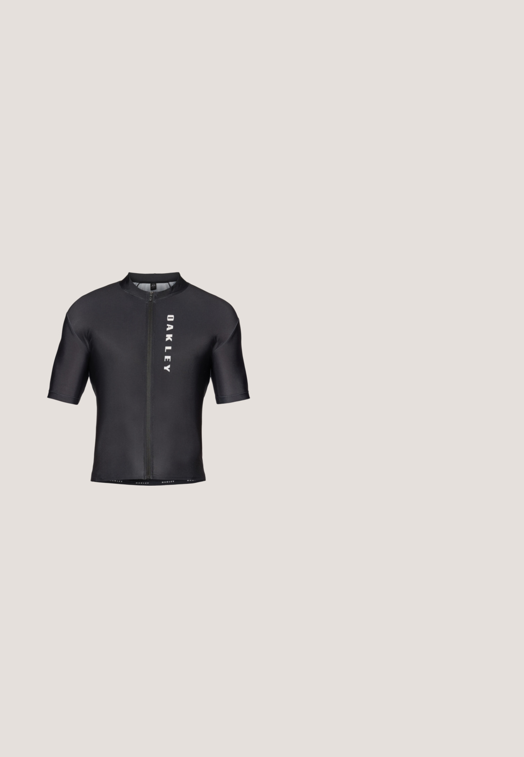 Cykeltrøje med korte ærmer lavet af sort, glat stof. Har en lynlås foran og "OAKLEY" trykt i hvidt på venstre side.; Burton MENS RESERVE RELAXED PANTS - Snowboardbukser - sumtap/trublk; Sort atletisk sko med en glat syntetisk overdel, polstret krave, teksturerede detaljer og en gummisål med luftdæmpning.; Sorte solbriller med et dristigt, omsluttende design. Har grå linser, guldaccentuer langs kanten og ventilationshuller øverst.; Brune læderfingerløse handsker med tre horisontale striber, perforerede detaljer og en åbning ved håndleddet med trykknaplukning.; Sort flettet stofbælte med sølv metalspænde og sorte læderaccenter placeret på en hvid overflade.