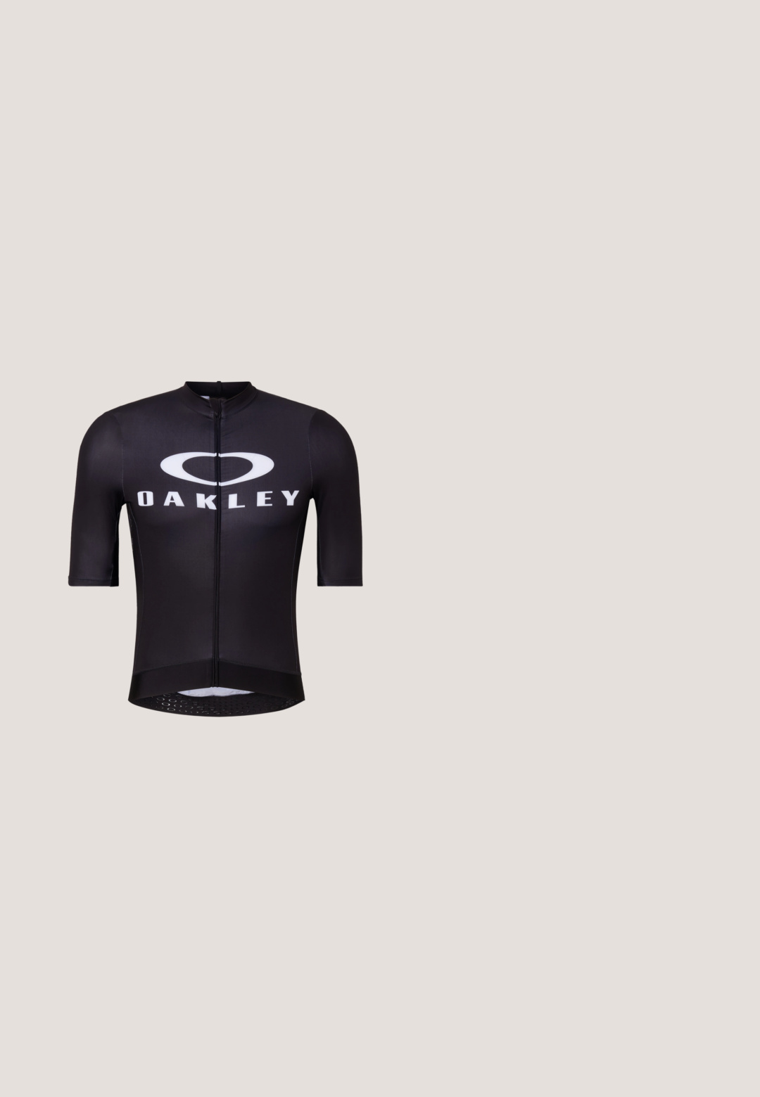 Maillot de cyclisme noir à manches courtes avec fermeture éclair devant et logo Oakley blanc imprimé sur la poitrine.; Shorts noirs mi-cuisses avec ceinture élastique et poches latérales, présentés sur un fond clair uni.; Chaussures de sport noires avec une tige en mesh texturé et en suède, bout renforcé et semelle extérieure robuste. Présente un design à lacets et une languette.; Lunettes de soleil avec une monture blanche, verres rectangulaires sombres et branches noires, une des branches portant le logo "Arnette" en blanc.; Paire de gants en cuir noir avec des accents bleus et verts sur les doigts, présentés à plat avec une paume vers le haut et une paume vers le bas.; Ceinture en tissu noir enroulée avec une boucle rectangulaire noire mate portant un logo embossé subtil sur un fond clair uni.