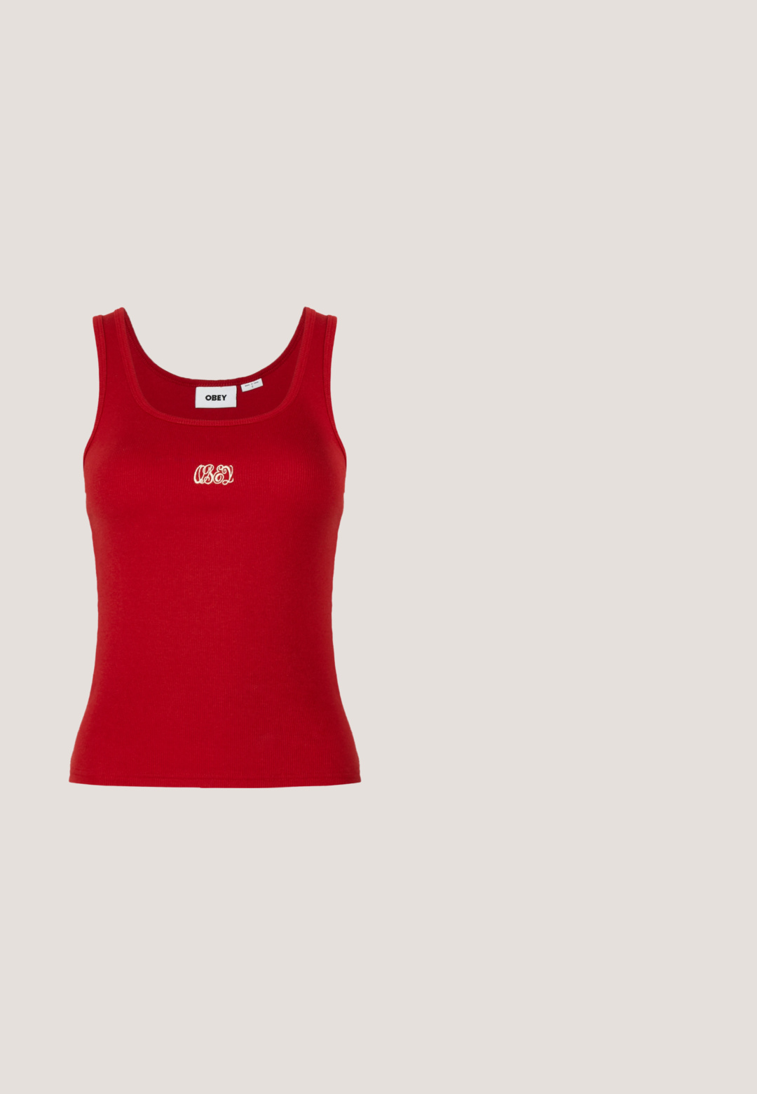 Top de tirantes rojo con canalé, un escote redondo y tirantes anchos, que presenta un logo bordado "OBEY" en blanco en la parte frontal central.; Pantalones negros con una textura suave, diseño de pierna recta y cintura con cinturón. Presenta una silueta simple y clásica sin patrones adicionales.; Zapatillas de ante negro con acentos y cordones blancos, que cuentan con una gruesa suela blanca y costuras en contraste, combinadas con un calcetín blanco.; Bolso de hombro de tela negra con un asa retorcida, una correa desmontable y un cierre superior con cremallera. Textura suave y diseño minimalista.; Pendientes de aro plateados con un diseño minimalista. Forma circular, textura suave y perfil delgado. Livianos con un acabado pulido.; Cinturón de cuero negro con una hebilla circular de plata. Presenta una textura suave y un diseño minimalista, con un borde limpio y sin patrones visibles.