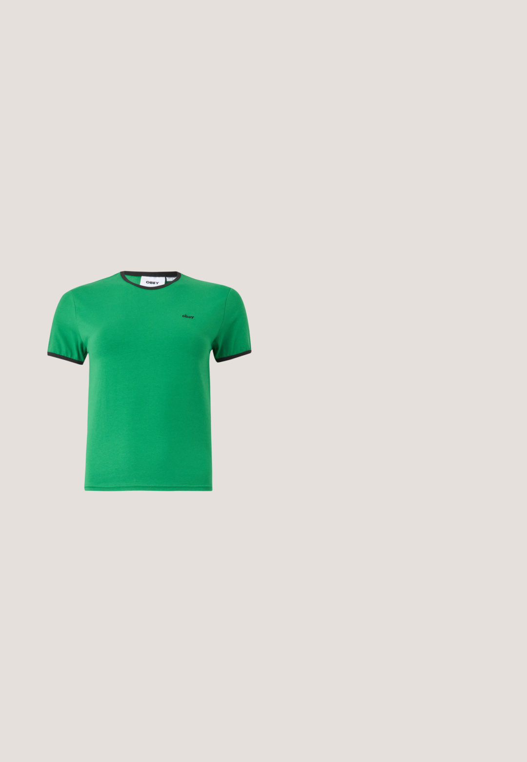 Camiseta verde de manga corta con ribete negro en las mangas y el cuello, pequeño logo negro "obey" en el lado izquierdo del pecho.; Pantalones cortos vaqueros negros de talle alto con cierre de botón y cremallera, trabillas para el cinturón y un corte ancho y relajado.; Botín de cuero negro con puntera redondeada, lados elásticos acanalados, un detalle en forma de anillo metálico y un tacón bajo cuadrado.; Gafas de sol con montura negra, lentes octogonales de color azul oscuro y patillas delgadas apoyadas sobre una superficie clara.; Bolso tote de cuero negro con dos asas y un bolsillo frontal con cremallera, mostrado sobre un fondo liso y claro.; Collar de cadena plateada con tres dijes: un cuerno blanco, una piedra verde en un marco plateado y un dije plateado en forma de guitarra.