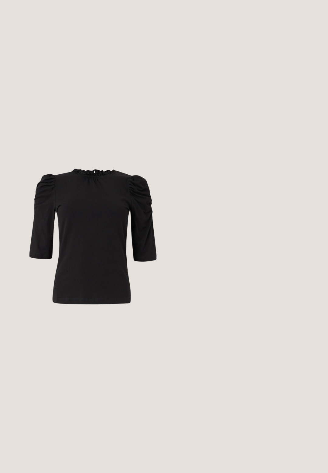 Top negro de manga corta hecho de una tela suave, con un escote fruncido y hombros abullonados que le dan un aspecto texturizado.; Pantalones de pierna ancha negros, confeccionados en una tela suave, con cierre de botón y un diseño limpio y ajustado, sin bolsillos visibles.; LAMODA WONDERLAND - Sandalias de tacón - black; QUAY AUSTRALIA LEVEL UP - Gafas de sol - matte black; Bolso bandolera de imitación cuero negro con textura de cocodrilo, correa de cadena dorada y un destacado detalle de logotipo dorado en la parte frontal.; Pendientes coloridos de rhinestone con forma de flamenco y acentos metálicos, que presentan una mezcla de tonos de joyas y detalles de flecos en cascada.