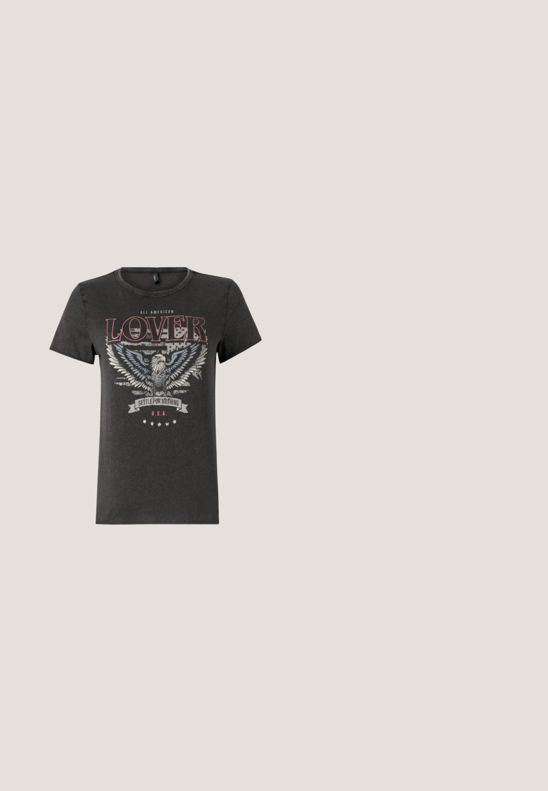 Graues Baumwoll-T-Shirt mit einem Adler-Graphic mit blauen Flügeln, rotem Text "ALL AMERICAN LOVER" und einem Banner mit "SETTLE FOR NOTHING."; Dunkelblaue Bootcut-Jeans mit zwei vorderen Knöpfen, fünf Taschen und feinem Verblassen an Oberschenkeln und Knien.; Schwarzer Leder-Cowboystiefel mit dekorativen Ausschnitten, silberner Schnalle und schräger Ferse, auf weißem Hintergrund dargestellt.; Braun getönte rechteckige Brille mit glänzender Oberfläche, schlanken Bügeln und transparenten Gläsern. Logo auf dem linken Bügel sichtbar.; Kleine schwarze glänzende Handtasche mit zwei langen Griffen und seitlichen Kordelzug-Details vor einfachem hellem Hintergrund.; Silberfarbene Creolen mit einer glatten, runden Form und einer polierten Oberfläche. Beide Ohrringe haben die gleiche Größe und verfügen über einen sicheren Verschlussmechanismus.