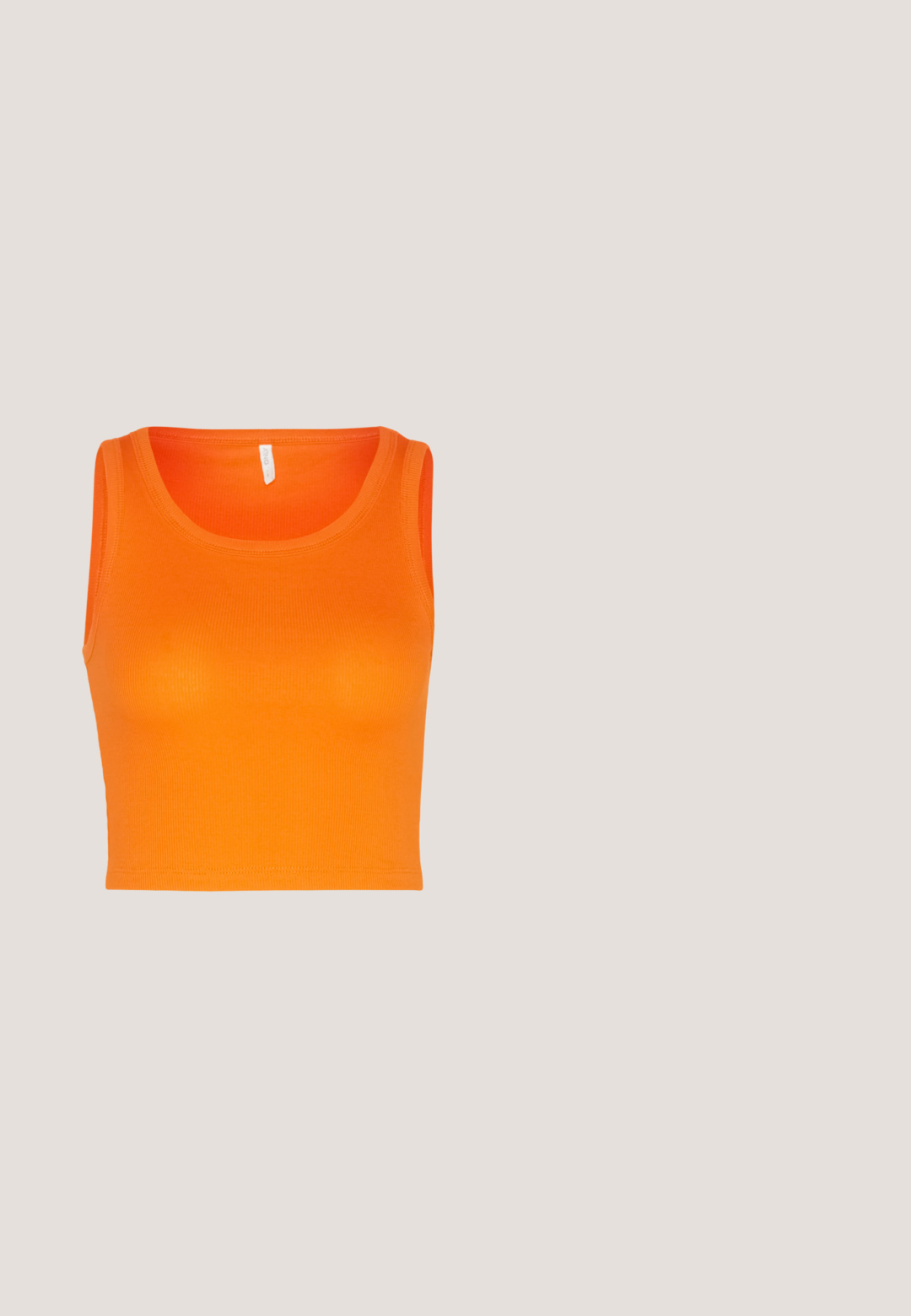 ONLY ONLKENYA CROPPED  - Top - flame; BDG Urban Outfitters BDG LUCA - Kapsáče - orange; Tenisky Nike P-6000 s vrchným materiálom z jemnej šedej sieťoviny, čiernymi akcentmi a odolnou čiernou gumovou podrážkou. Obsahujú jemný dizajn a systém šnurovania.; Párik obdĺžnikových slnečných okuliarov s svetlomodrými priehľadnými rámami a tmavosivými sklami, s rovnými stranami a minimálnymi hardvérovými detailmi.; Čierna a strieborná kabelka s textúrovaným povrchom so vzorom diamantov, s uzlovou rukoväťou a štruktúrovaným tvarom.; Strieborné náušnice v dizajne skrúteného krúžku, s textúrovaným povrchom a drážkovanými detailmi, zabezpečené pomocou klipsne.